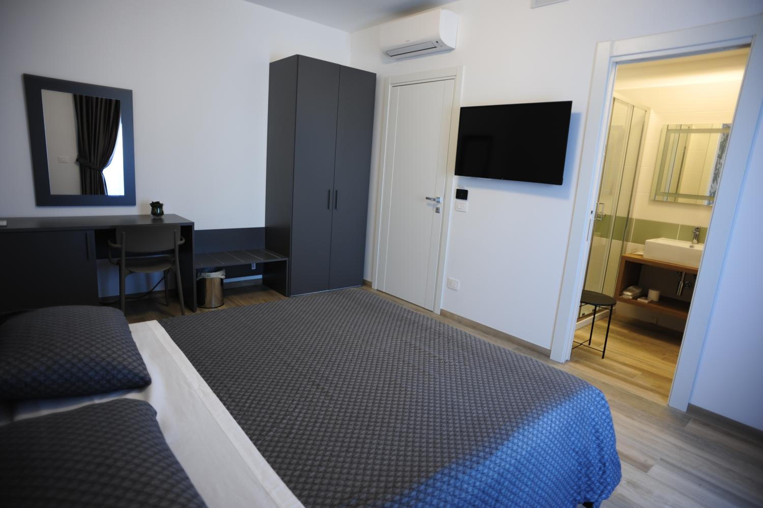Double Room with Private Bathroom photo 1