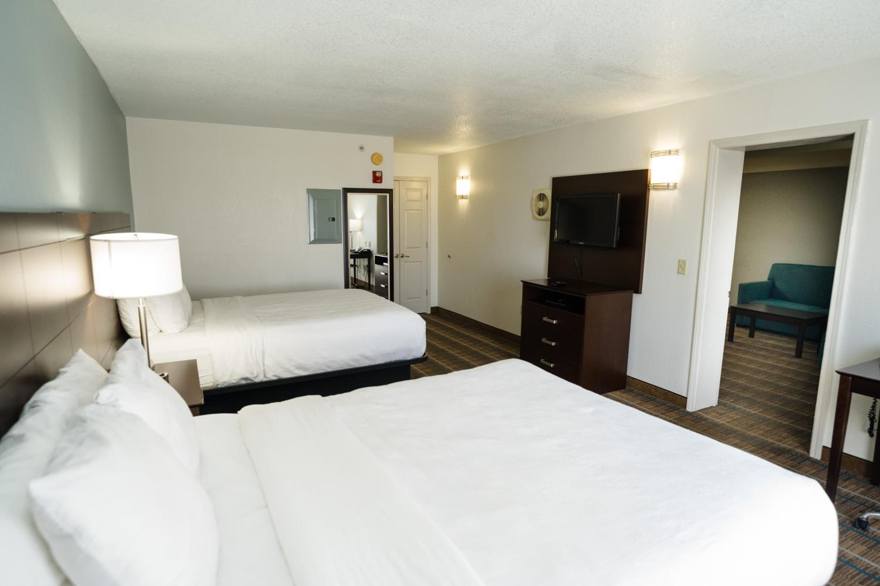 Queen Suite with Two Queen Beds - Non-Smoking photo 1