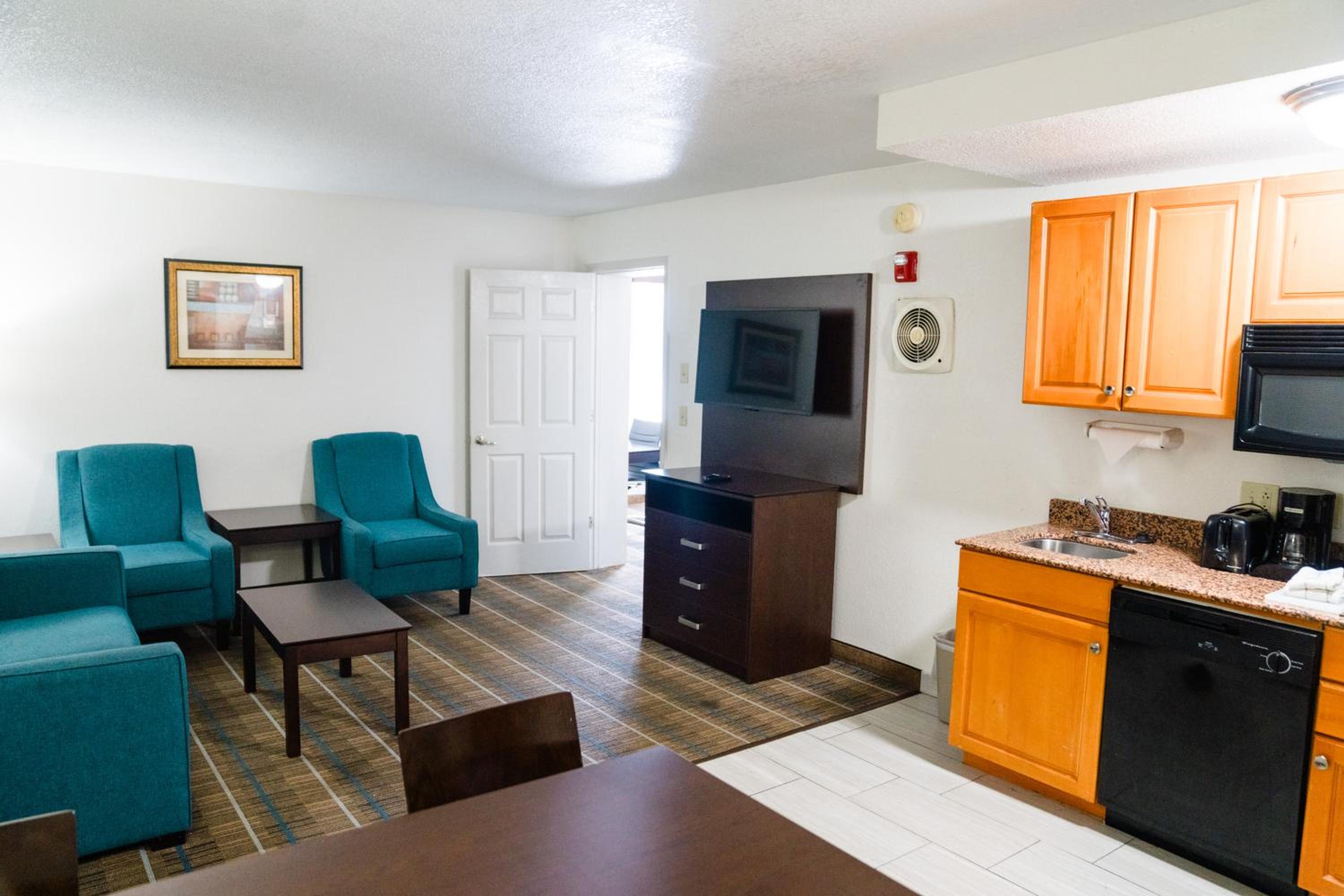 Queen Suite with Two Queen Beds - Non-Smoking photo 2