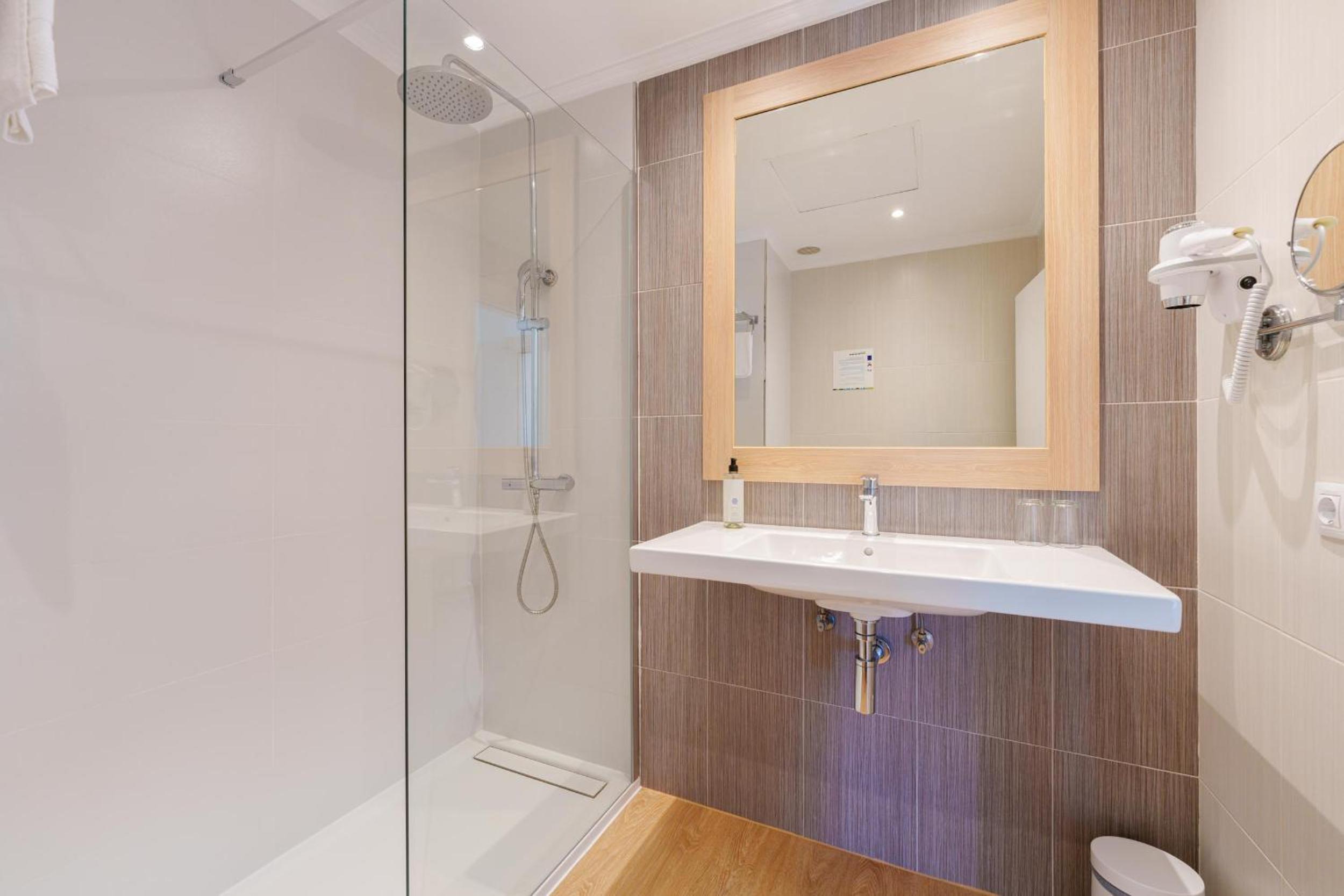 Double Room with Sea View - Photo 4