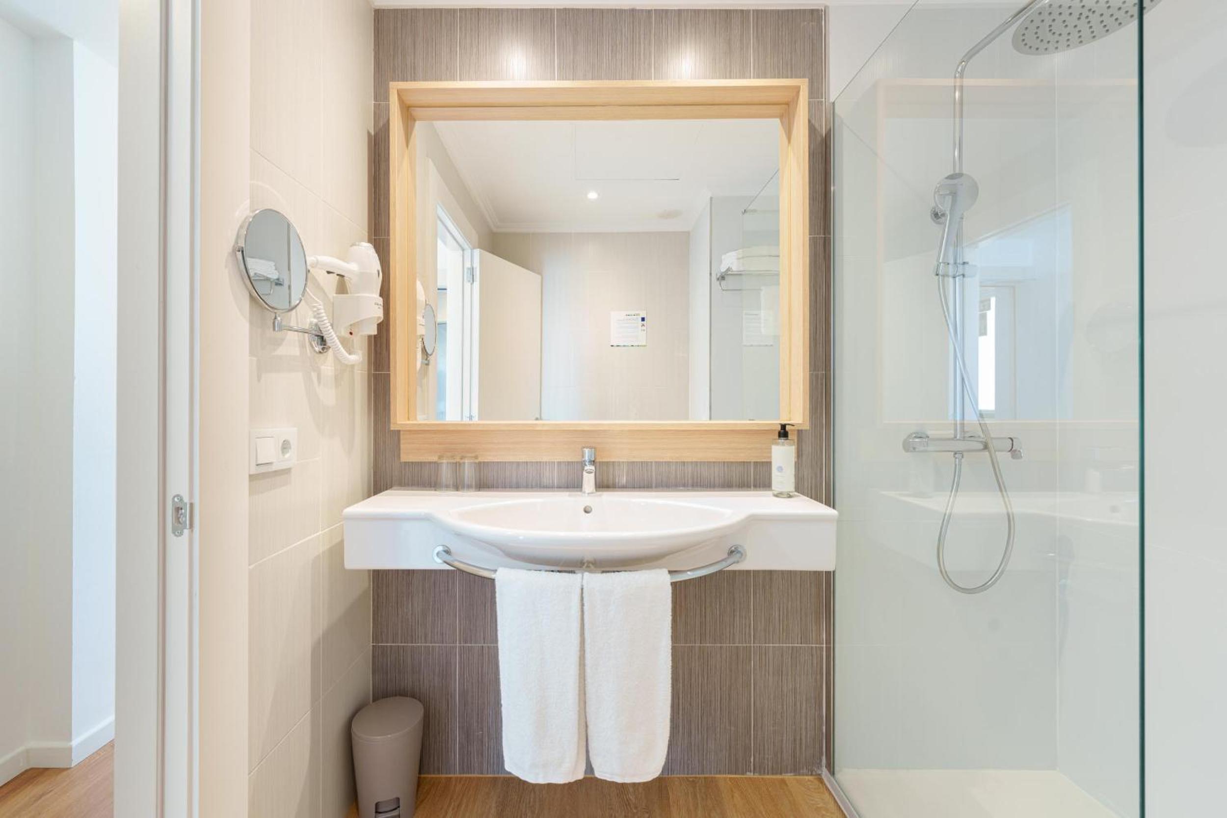 Double Room with Sea View - Photo 2