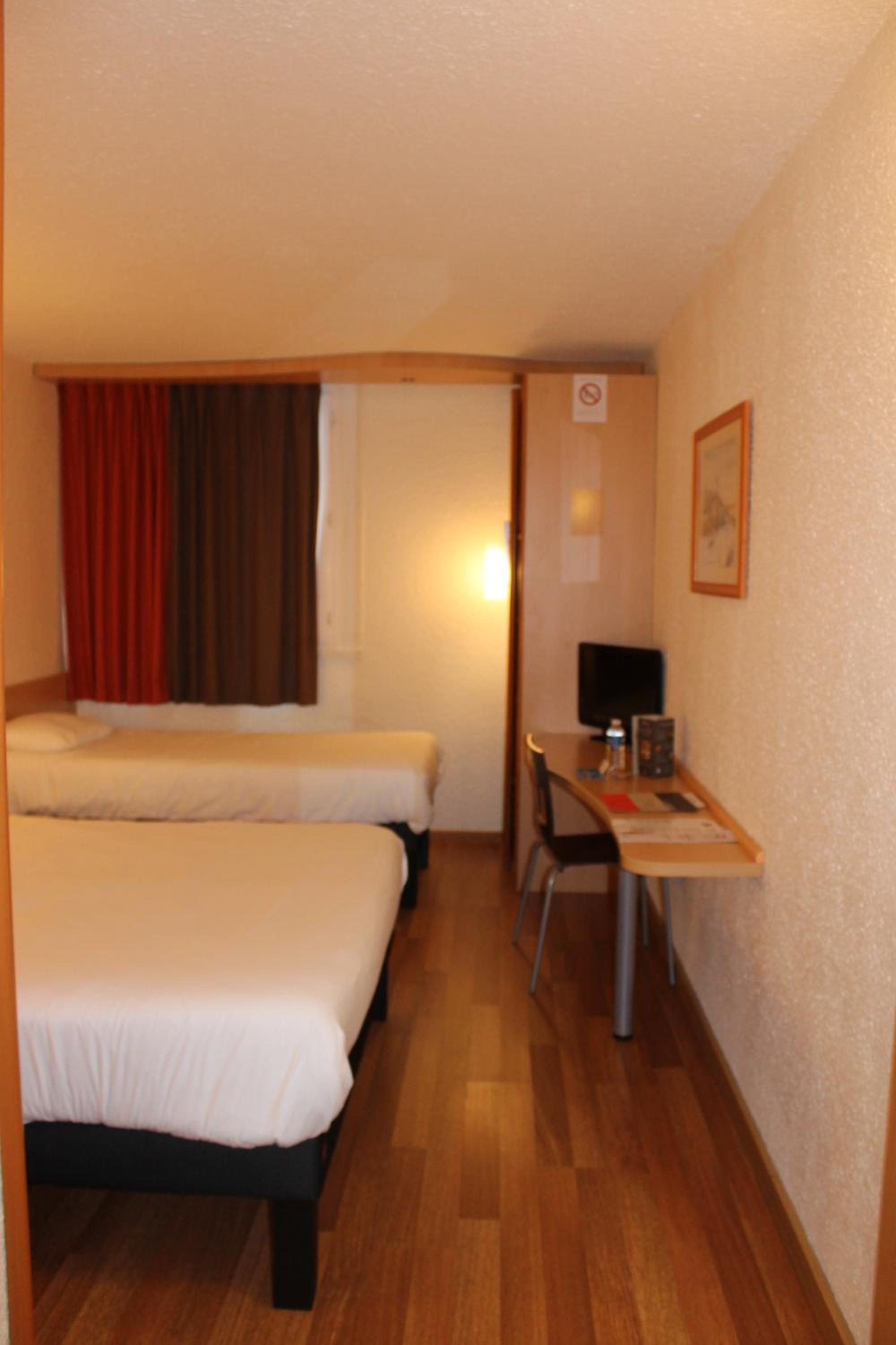 Standard Room with One Double Bed and One Single Bed photo 3