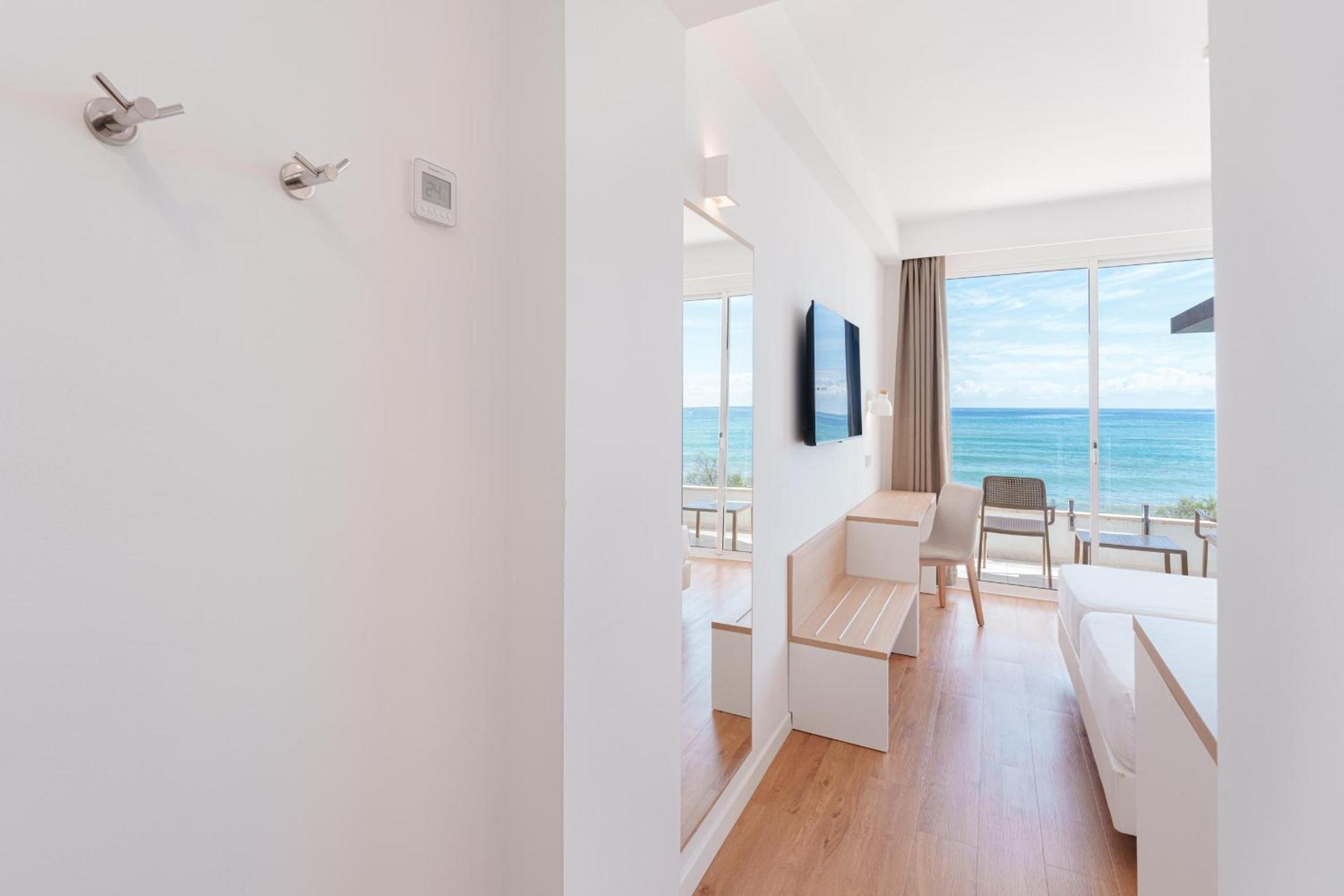 Double Room with Sea View - Photo 13