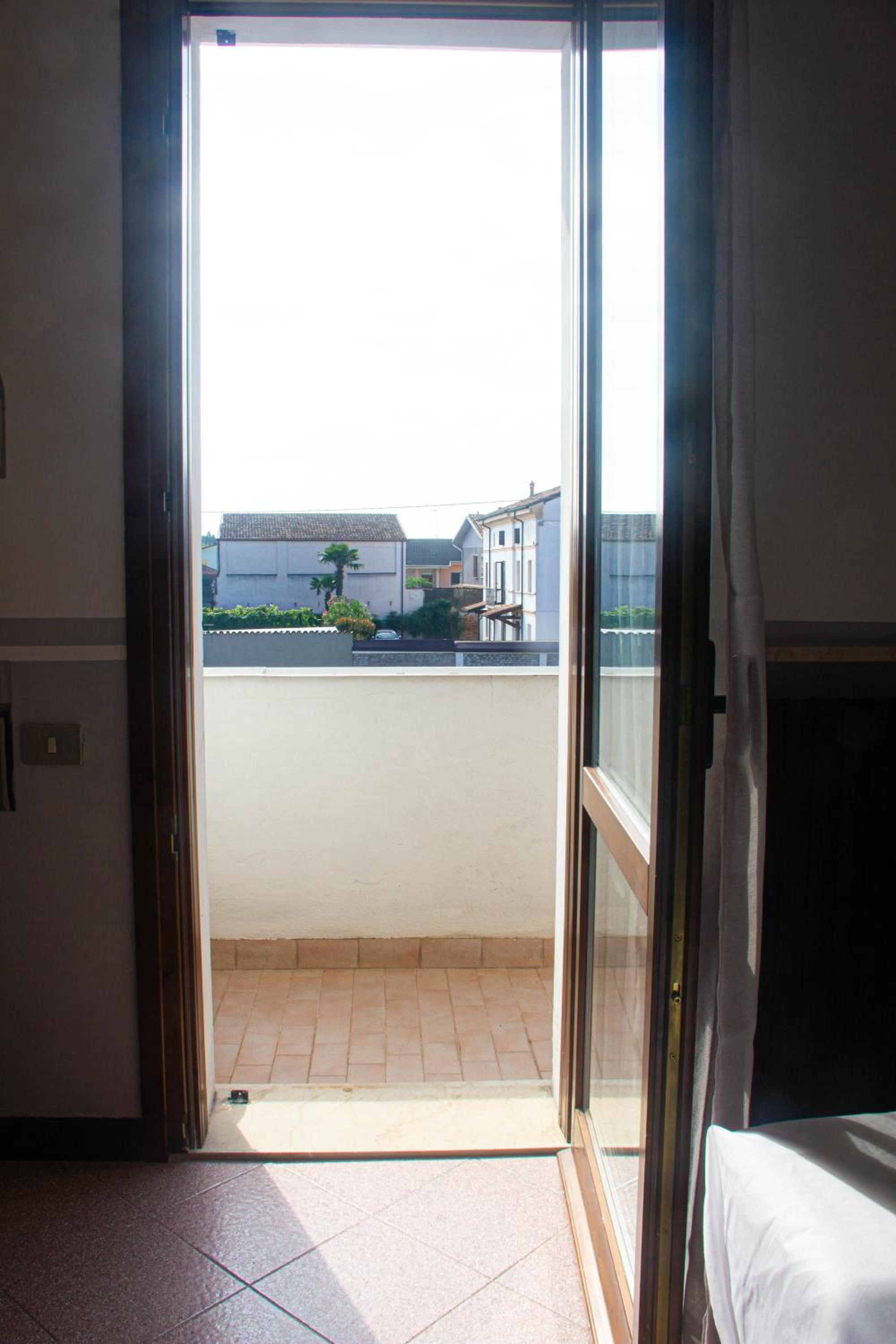 Single Room with Shared Bathroom photo 3