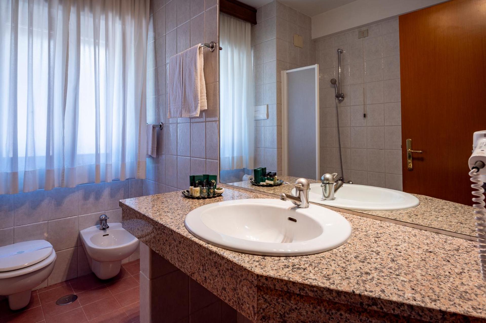 Large Double Room - Photo 3