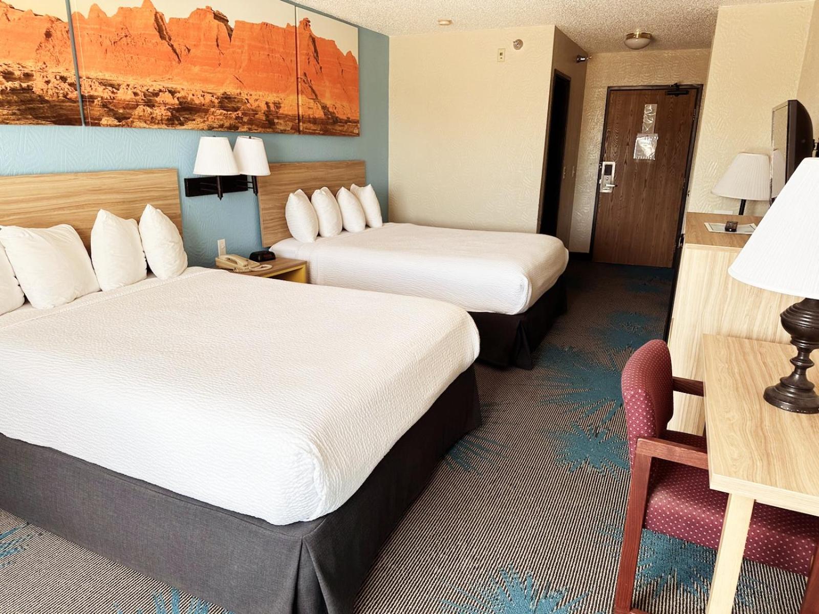 Queen Room with Two Queen Beds - Non-Smoking - Photo 2