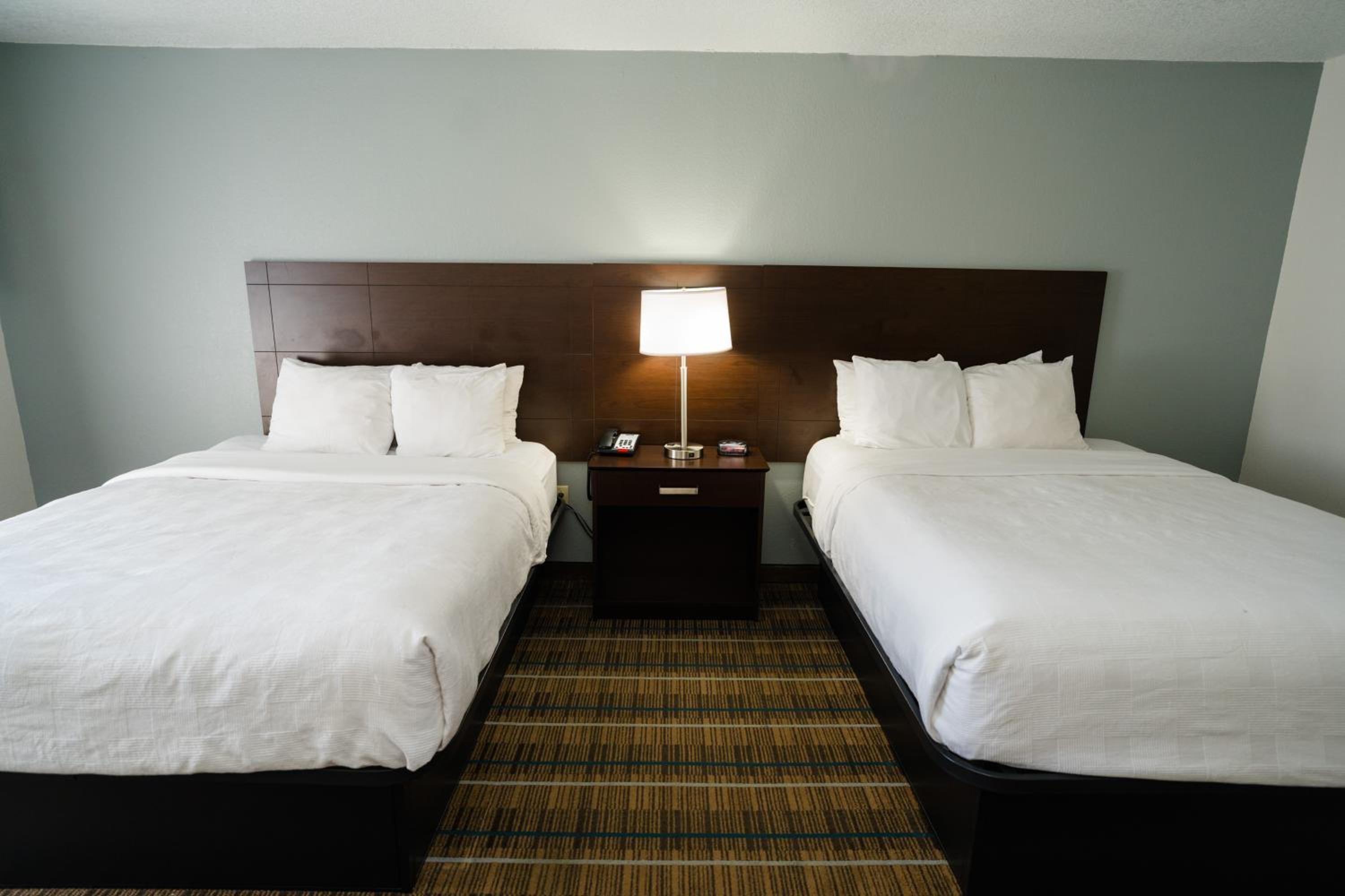 Efficiency Queen Room with Two Queen Beds - Smoking photo 1