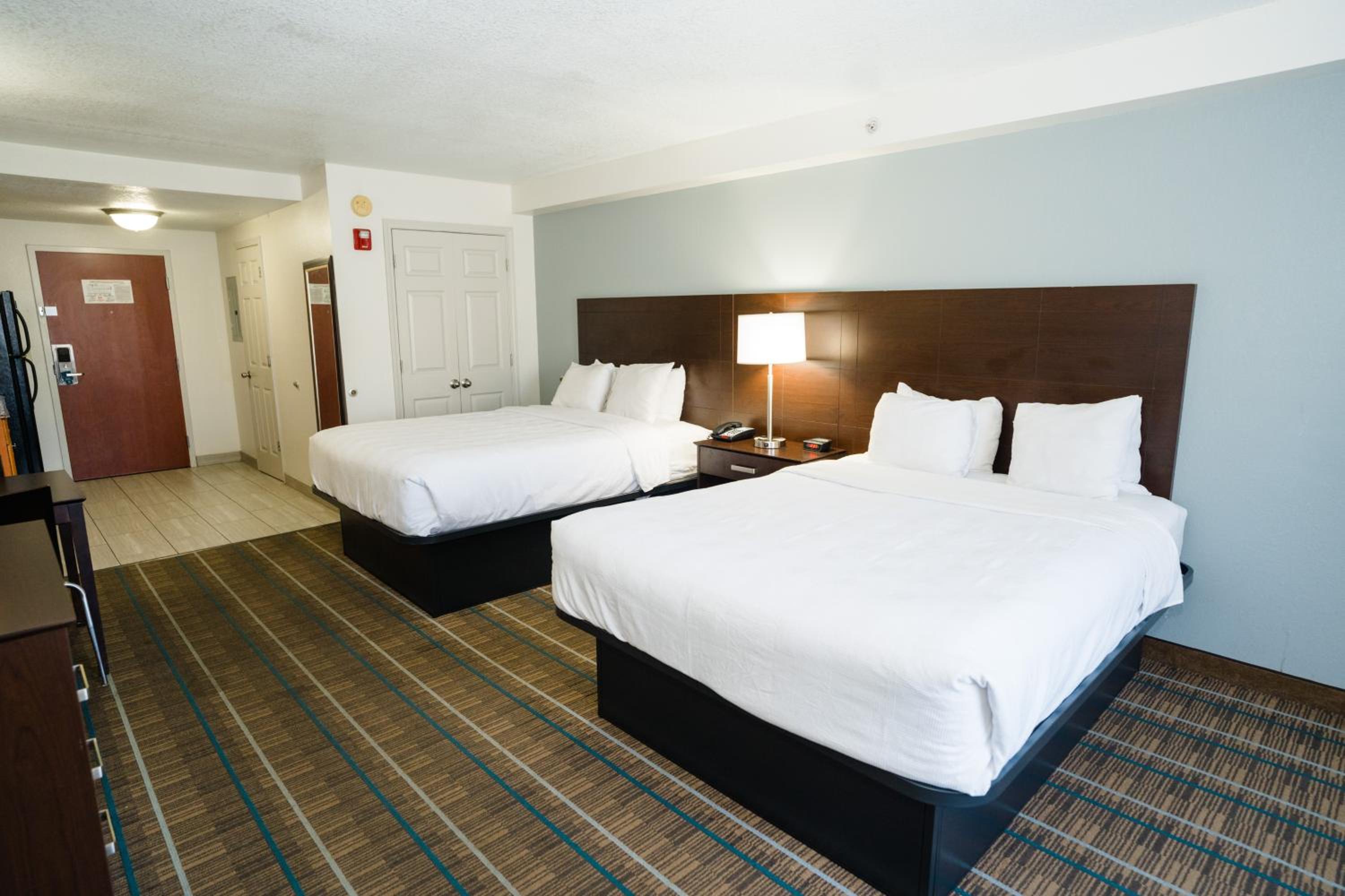 Efficiency Queen Room with Two Queen Beds - Smoking photo 2
