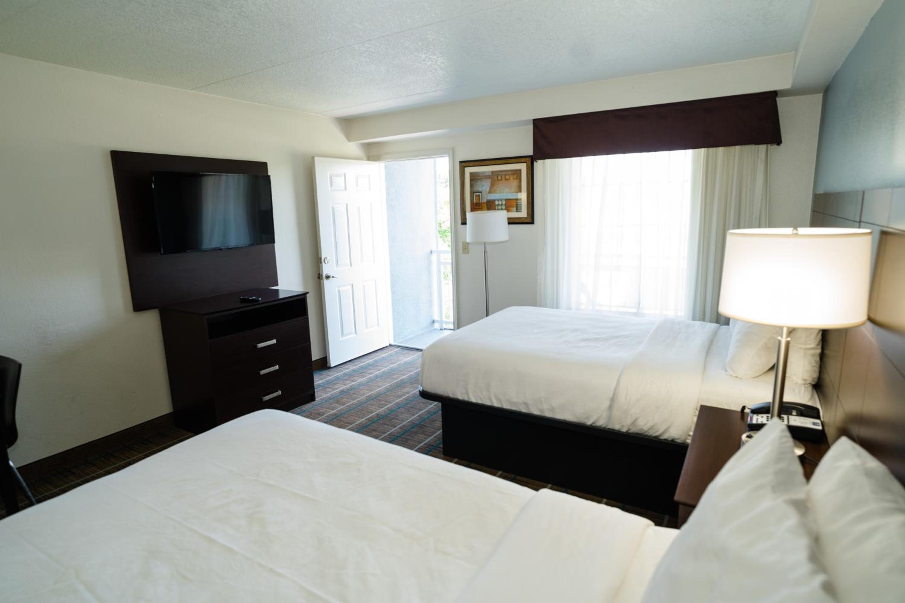 Efficiency One Room Suite with Two Double Beds and Balcony - Non Smoking photo 2