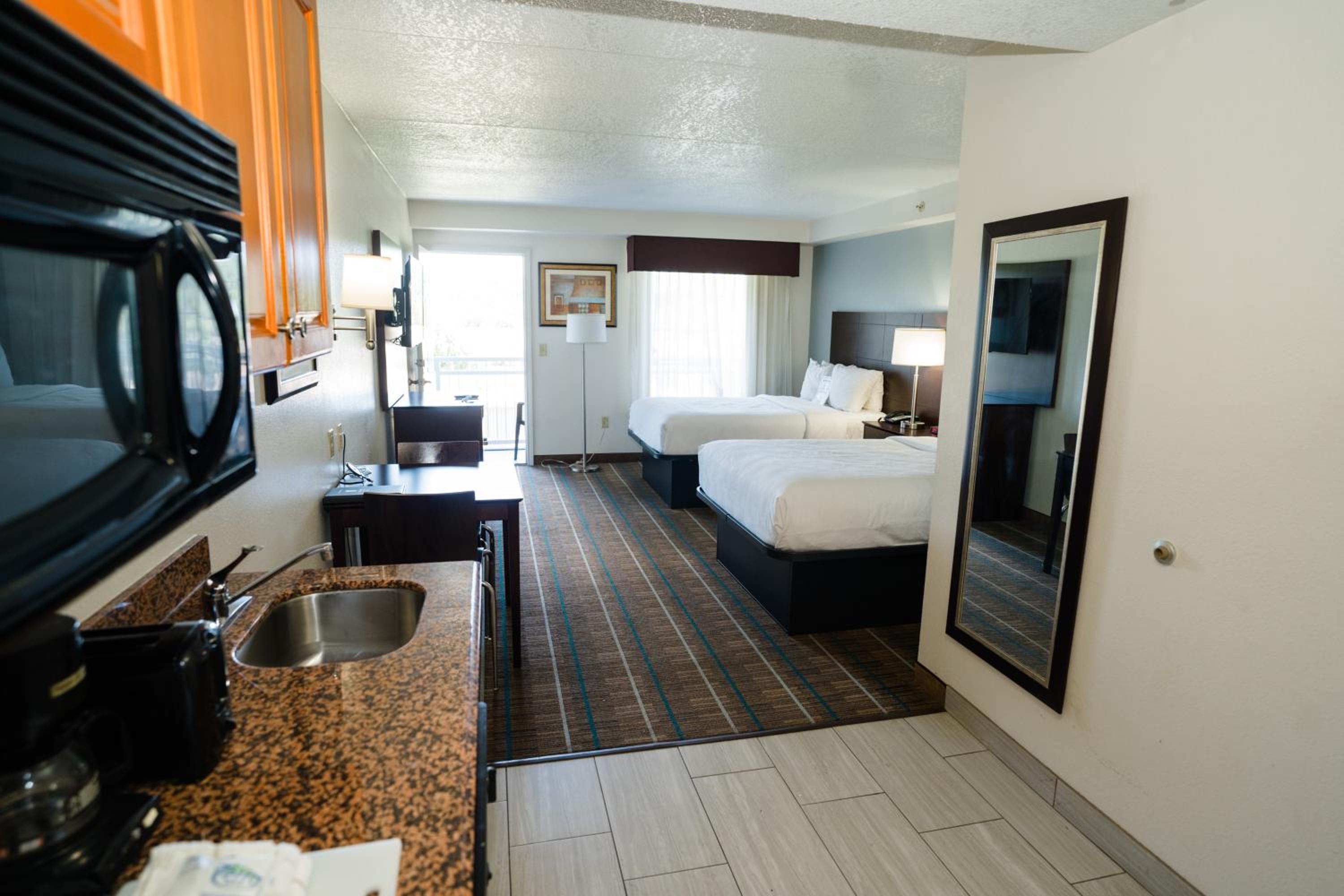 Double Room with Two Double Beds - Smoking photo 2