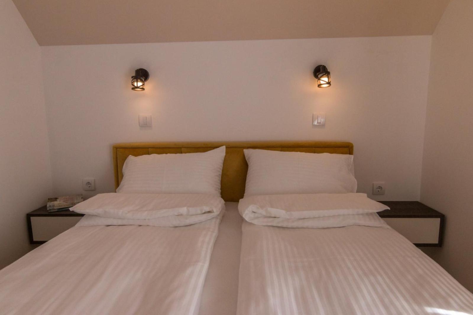 One-Bedroom Apartment with Balcony and Mountain View   photo 3