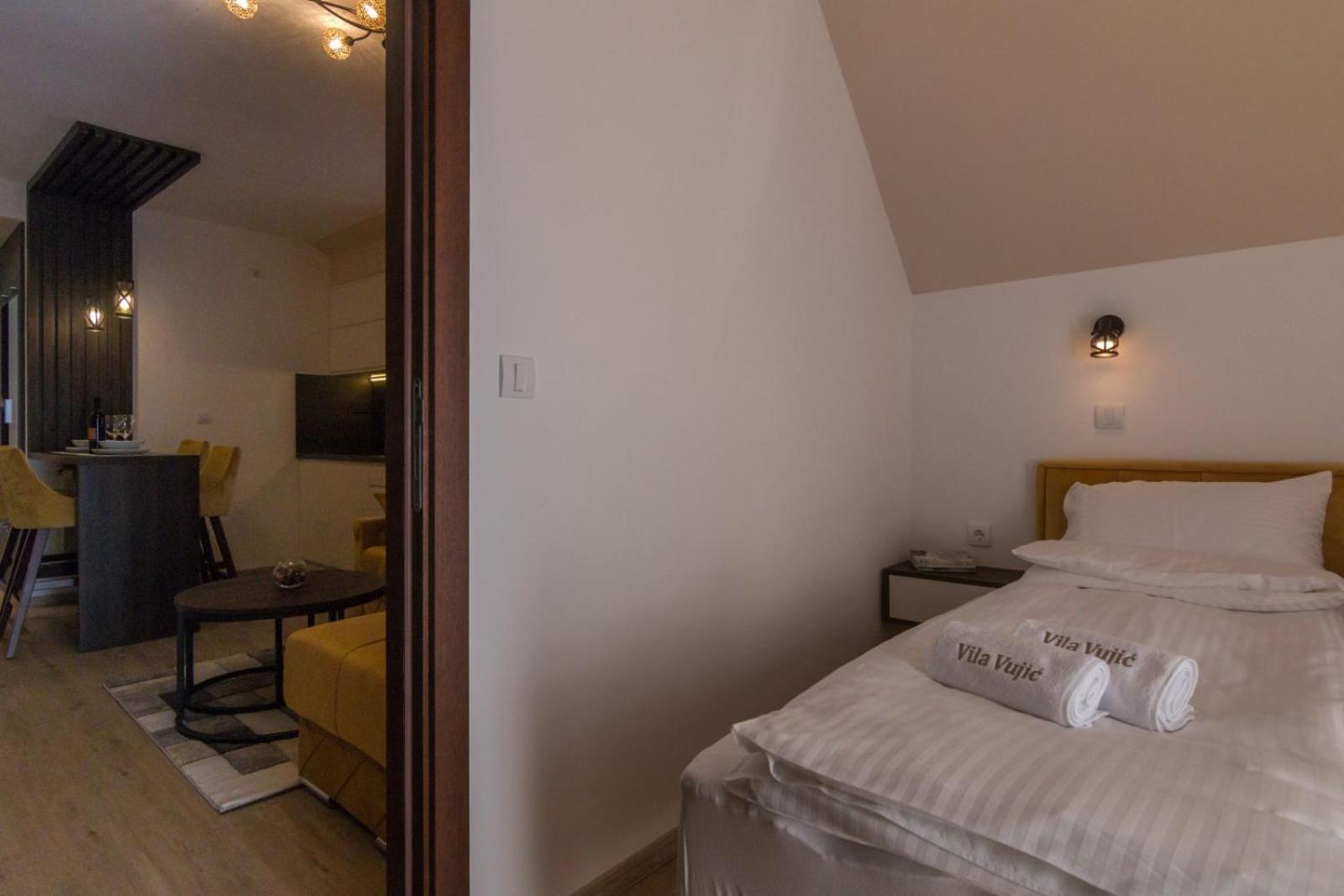 One-Bedroom Apartment with Balcony and Mountain View   photo 1