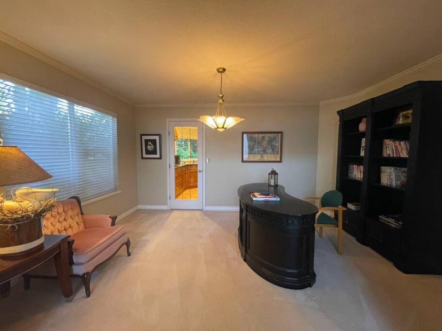 Five-Bedroom House photo 1