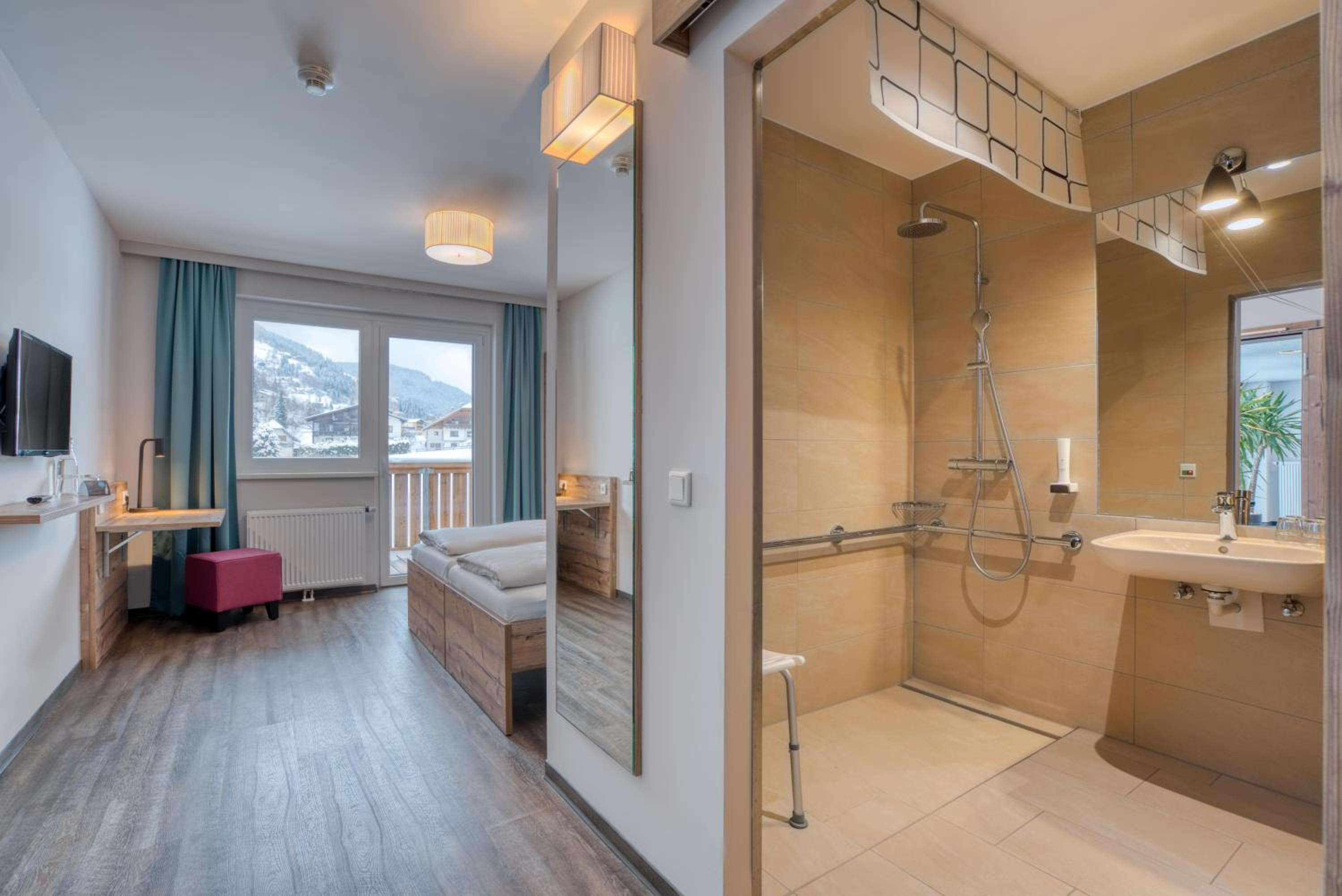 Double Room with Balcony - Disability Access photo 1