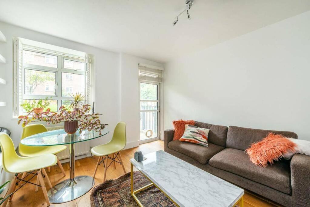 One-Bedroom Apartment photo 1