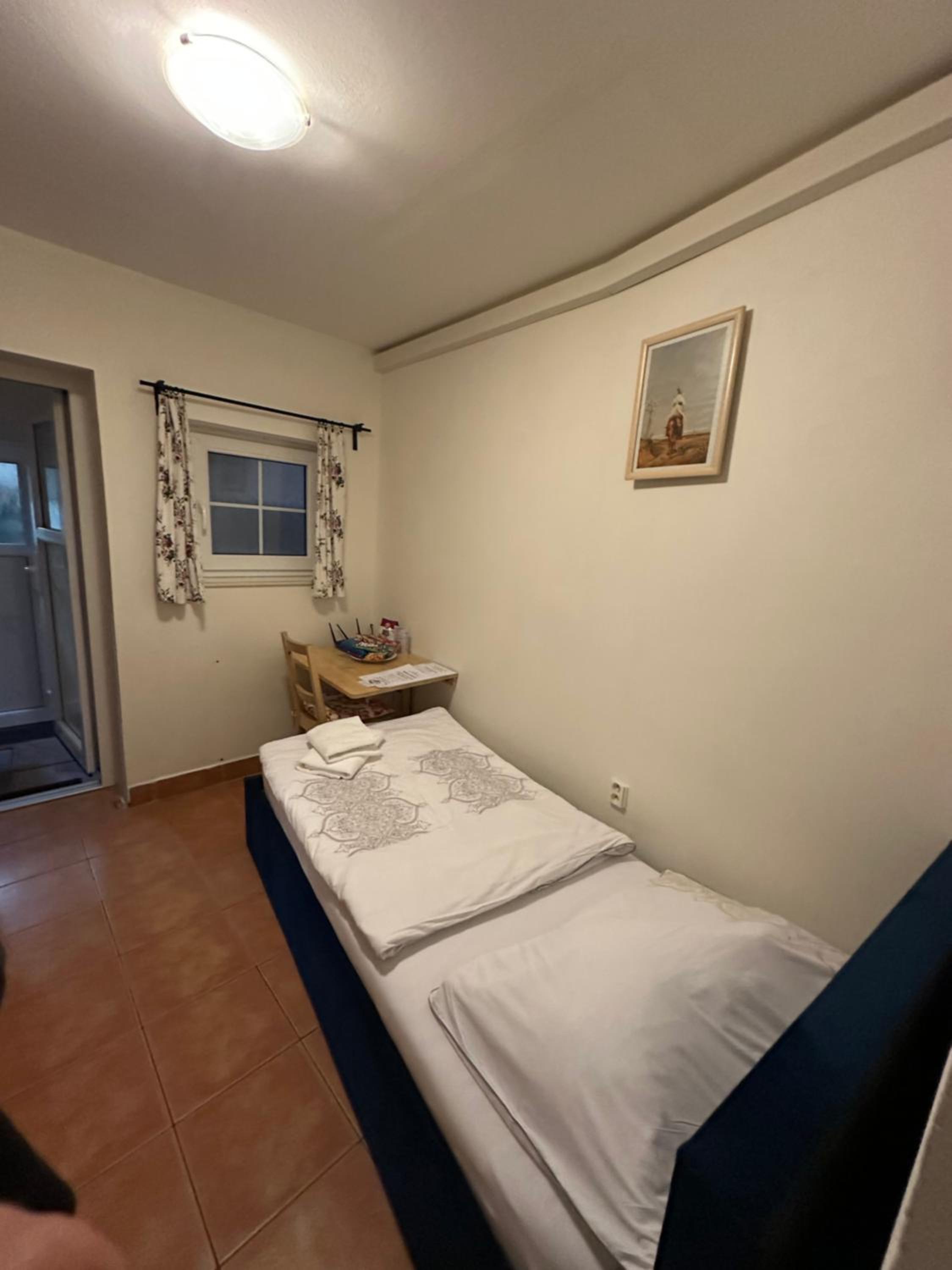 Single Room with Private Bathroom photo 1