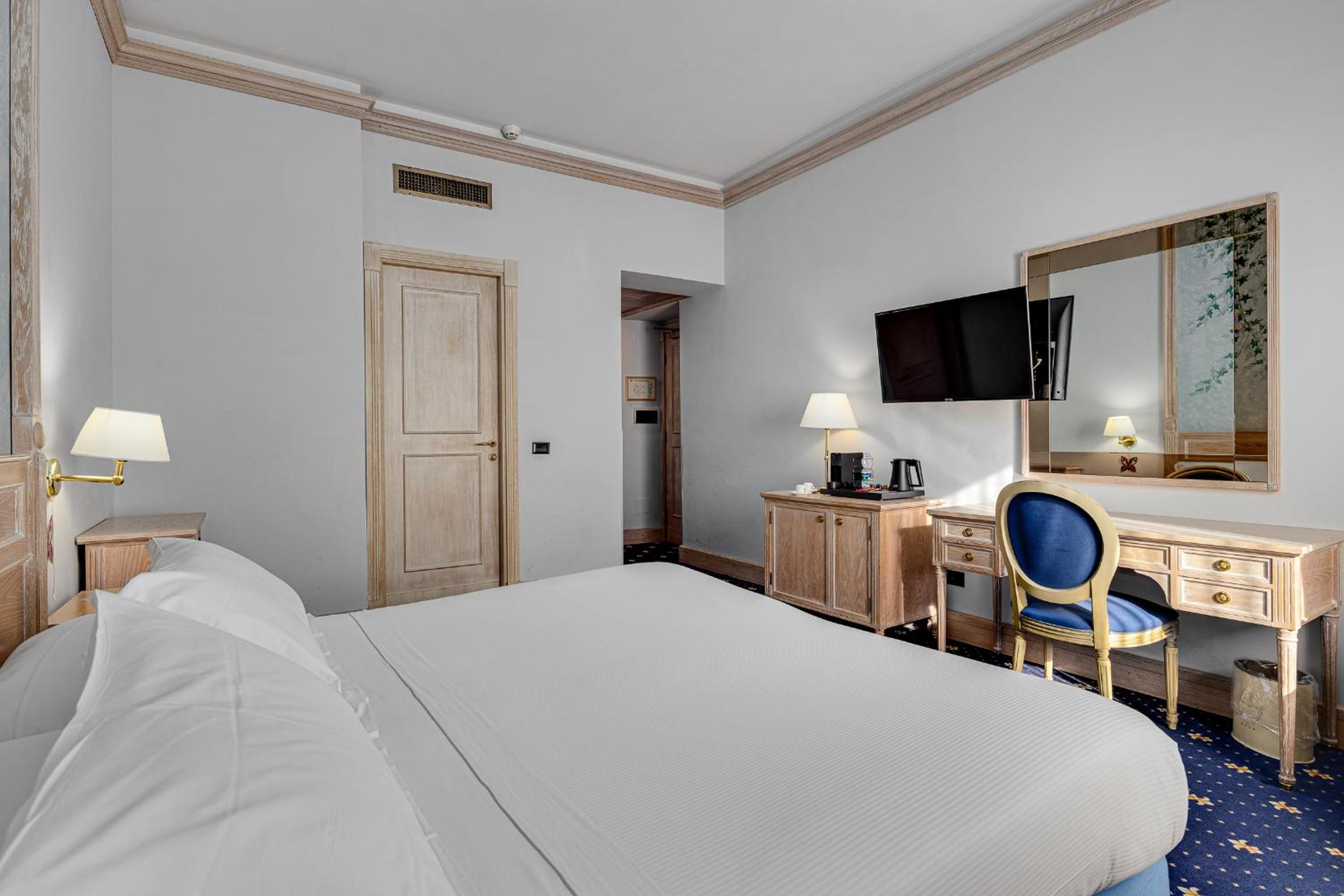 Double or Twin Room - Photo 6