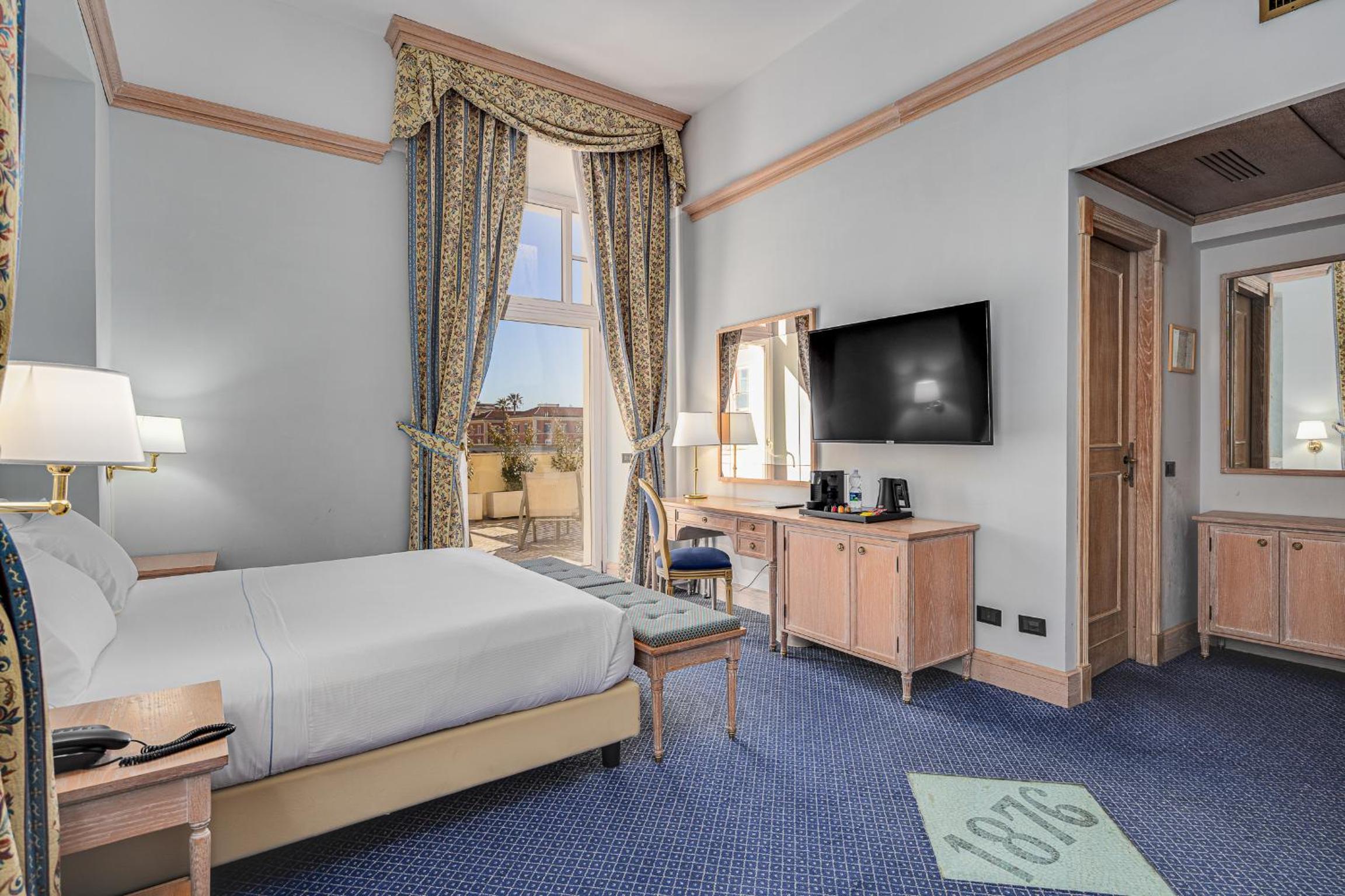Junior Suite with Balcony - Photo 2