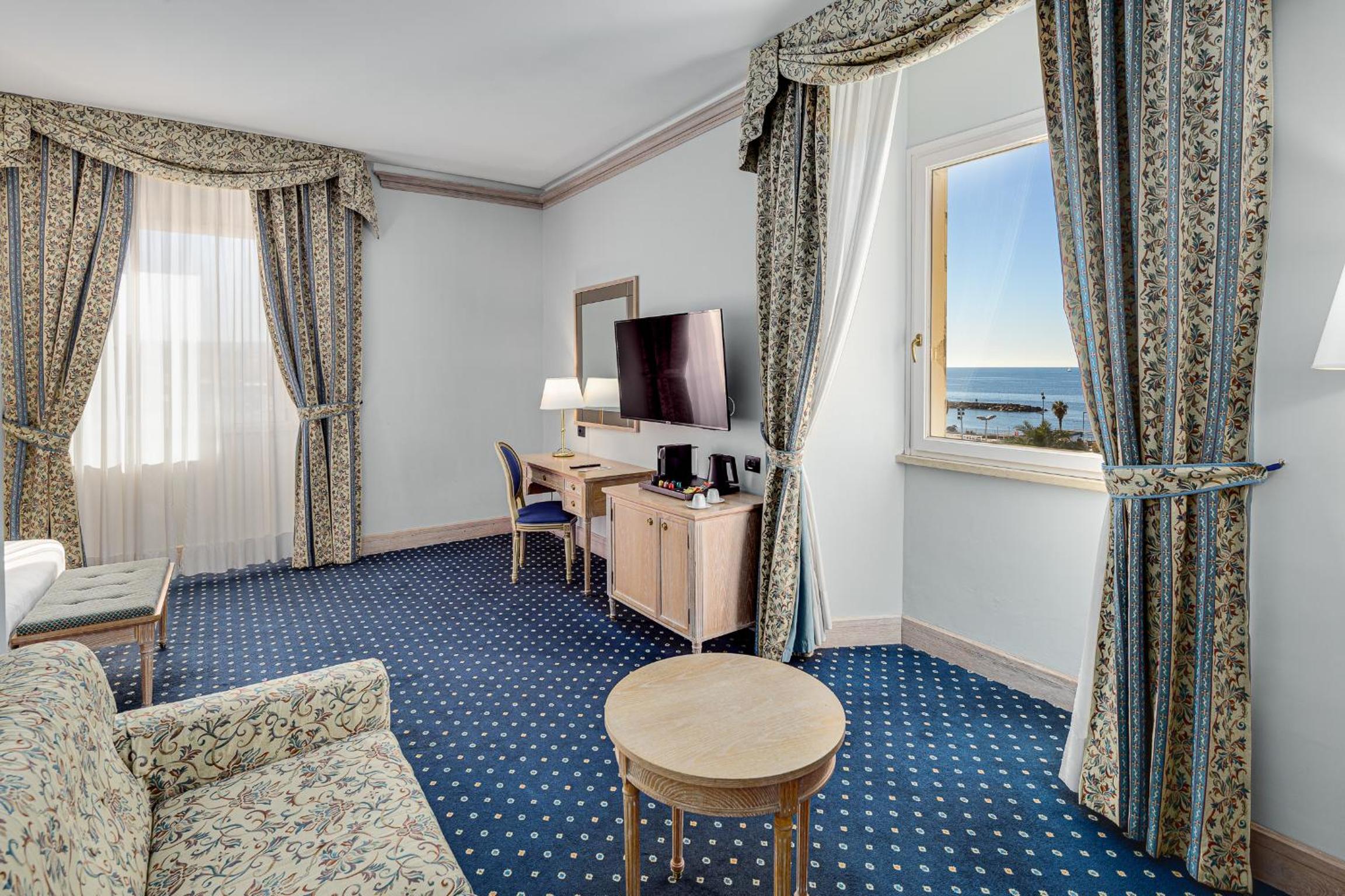 Junior Suite with Sea View - Photo 1