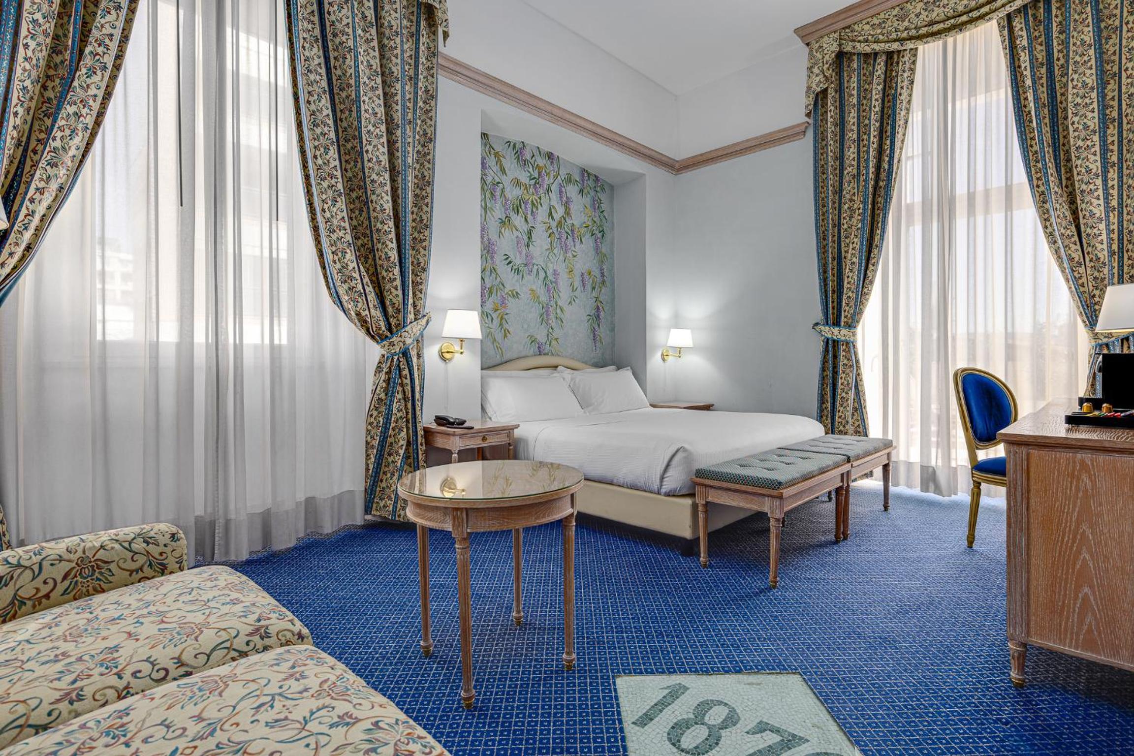 Junior Suite with Balcony - Photo 3