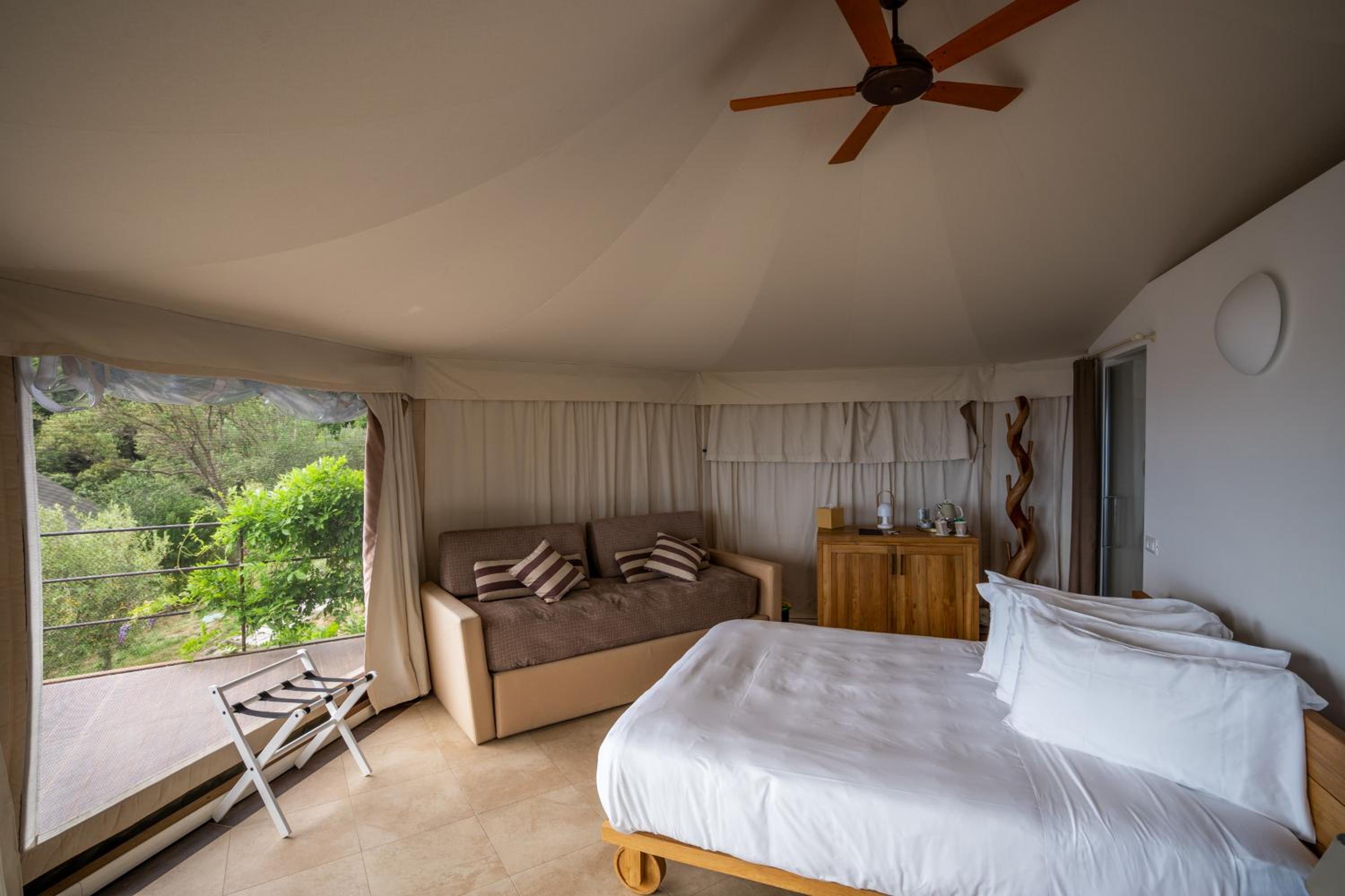 Tent - Deluxe photo 1