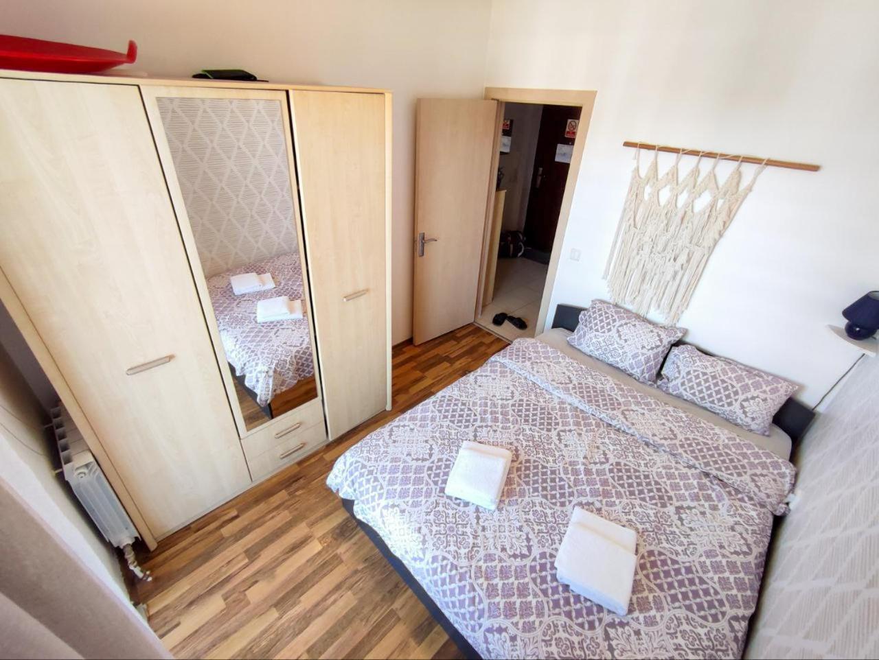 One-Bedroom Apartment with Balcony and Mountain View   photo 2