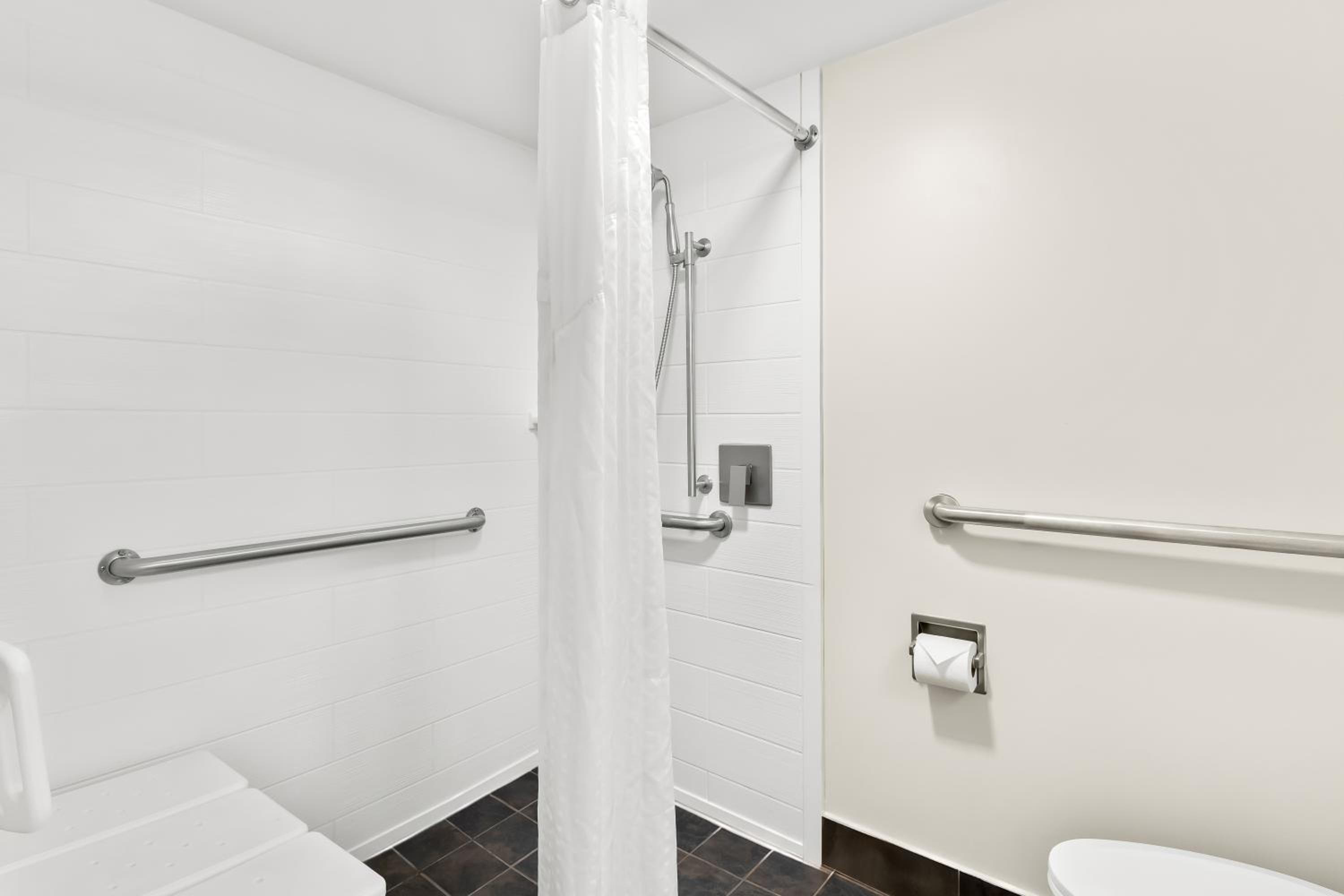 Queen Room - Hearing Accessible - Photo 2