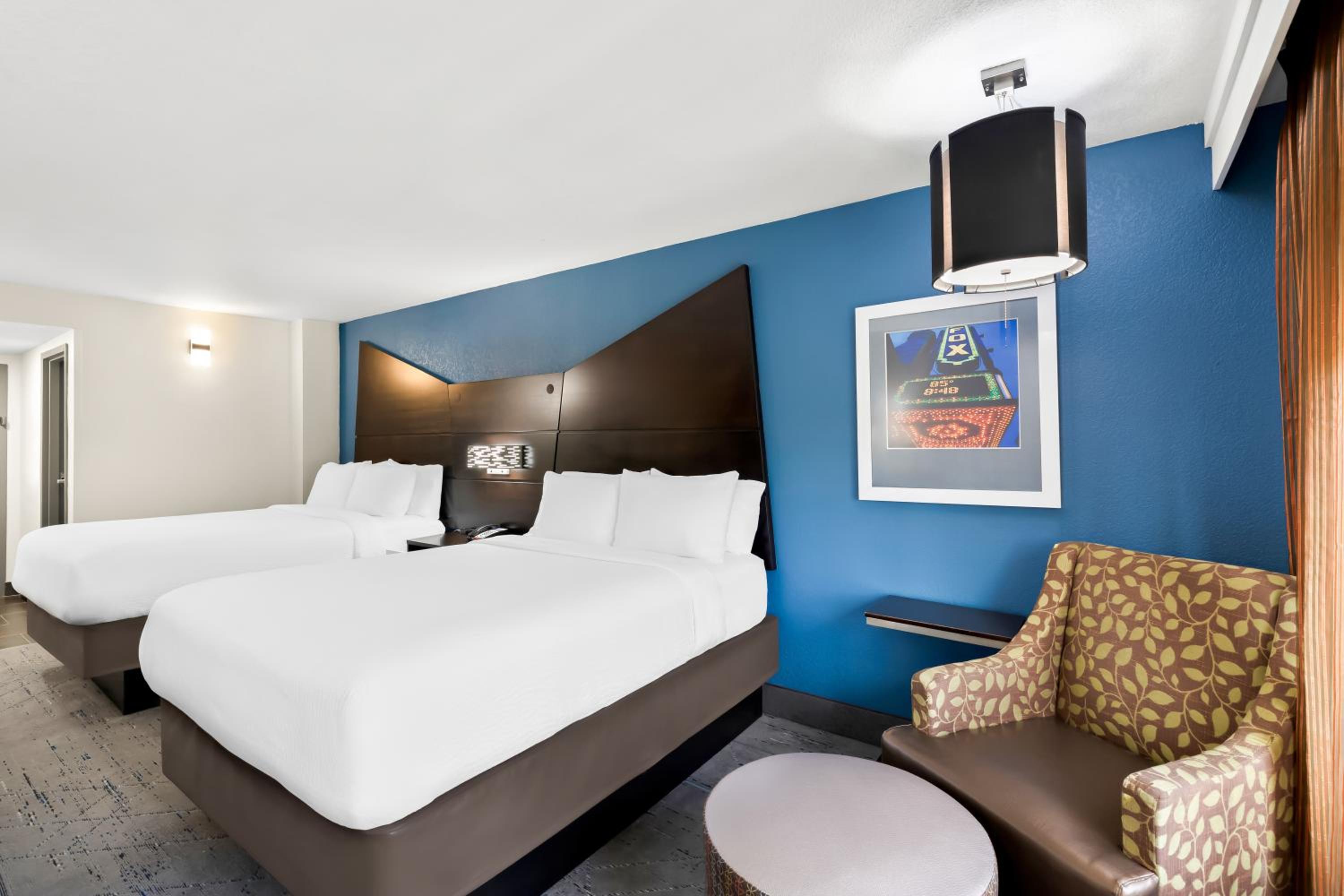 Queen Room - Hearing Accessible - Photo 3