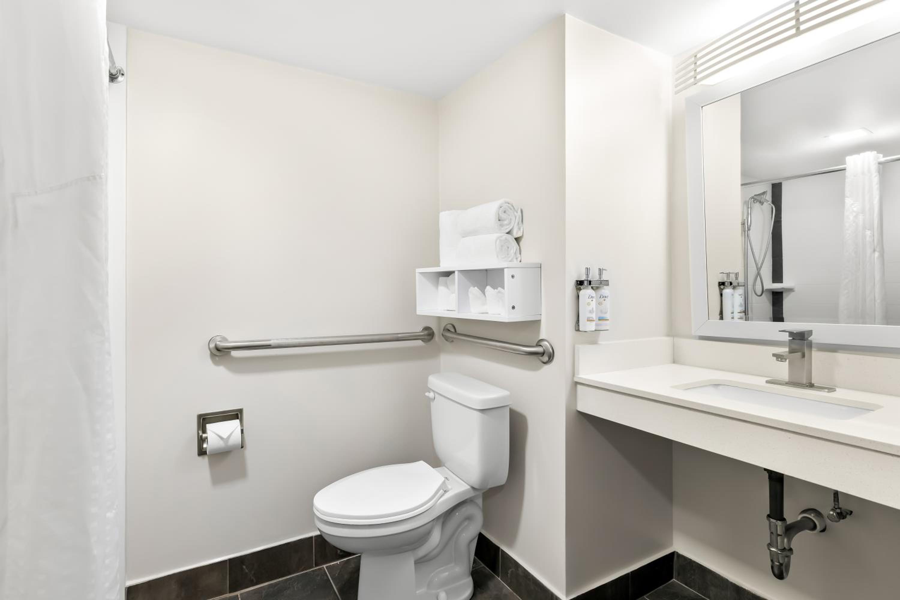 Queen Room - Disability Access - Photo 3