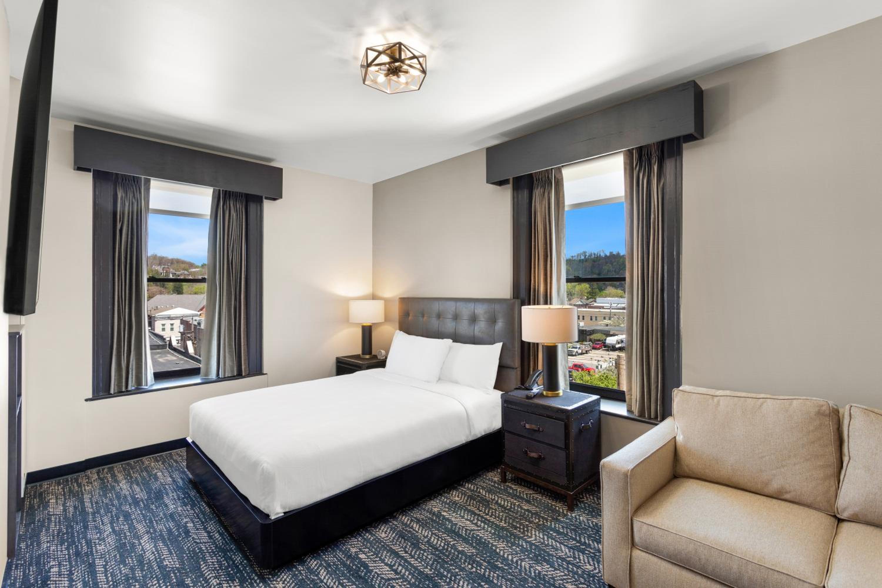 Queen Room with Tub - Disability Access/Non Smoking/Interior Hall - Photo 1