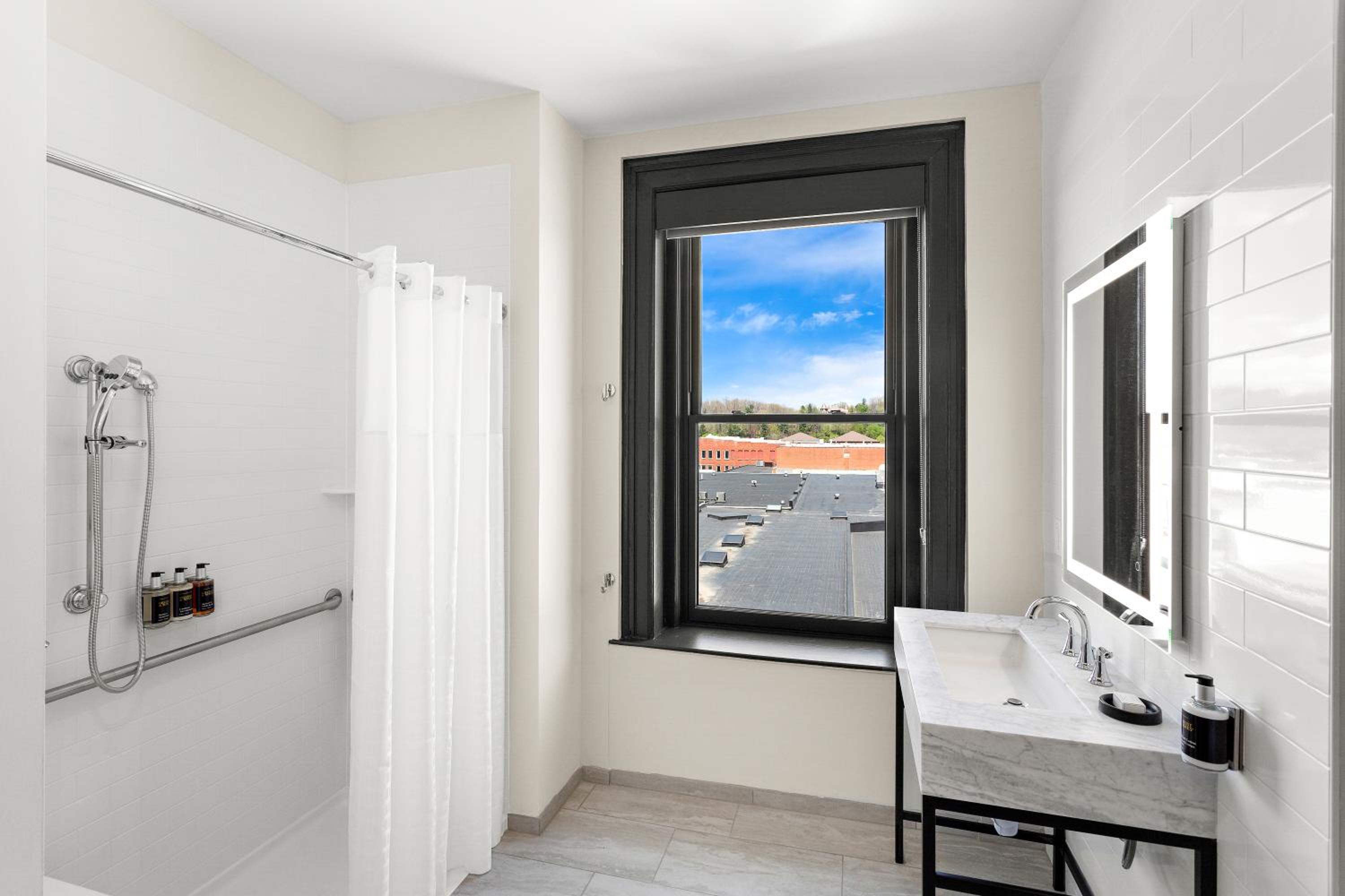Queen Room with Tub - Disability Access/Non Smoking/Interior Hall - Photo 2