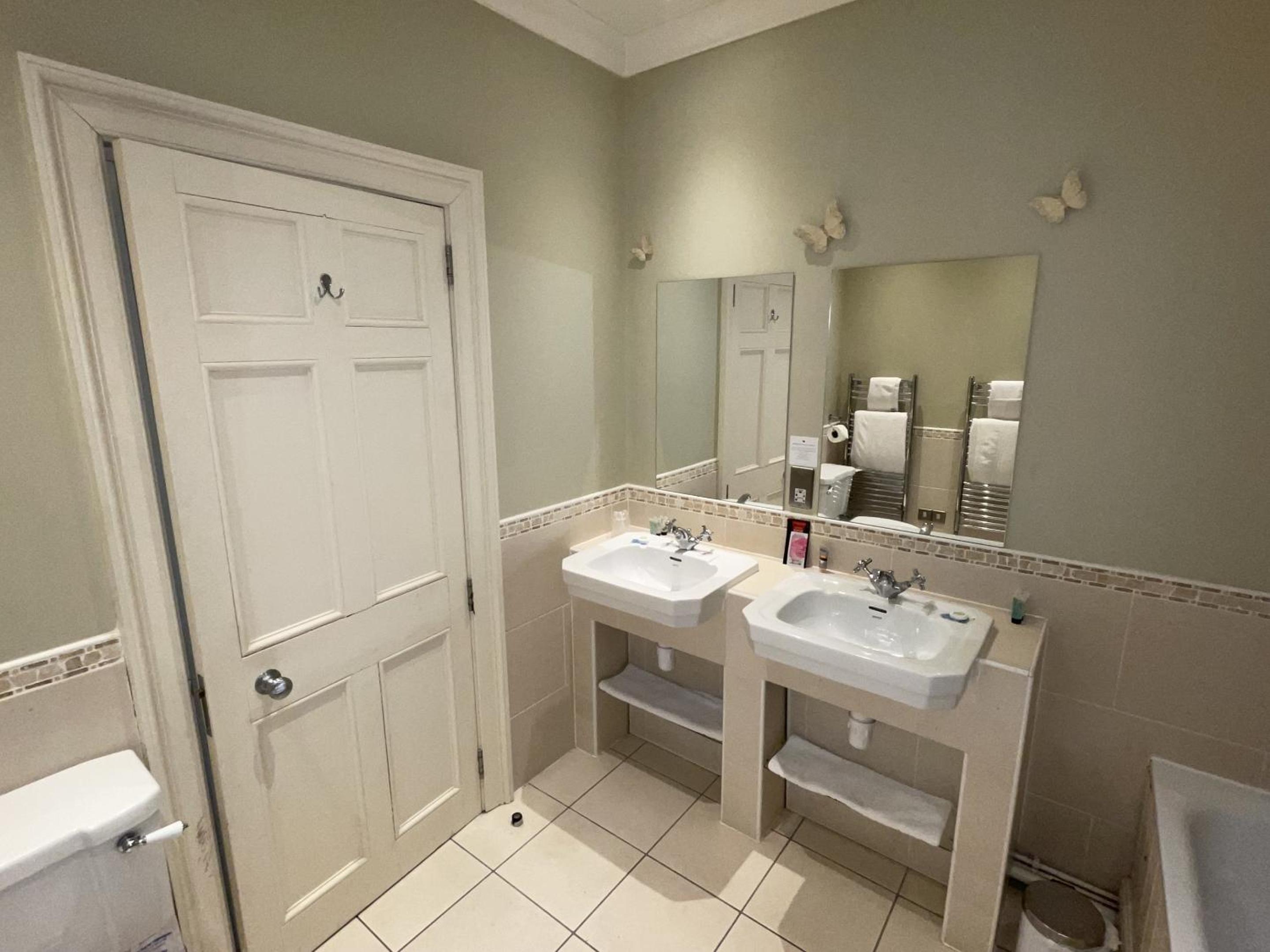 Deluxe Double Room - Photo 11
