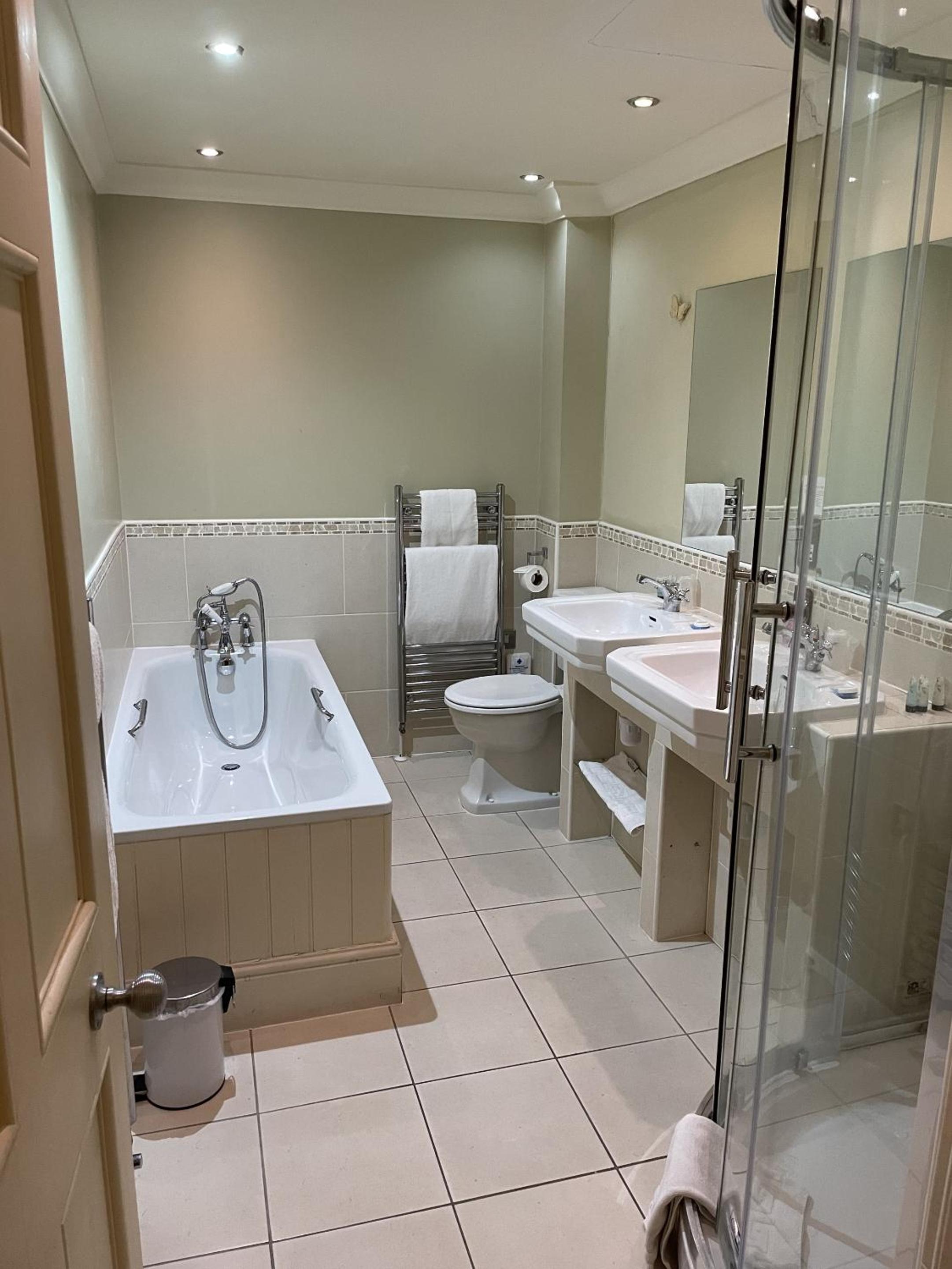 Deluxe Double Room - Photo 9