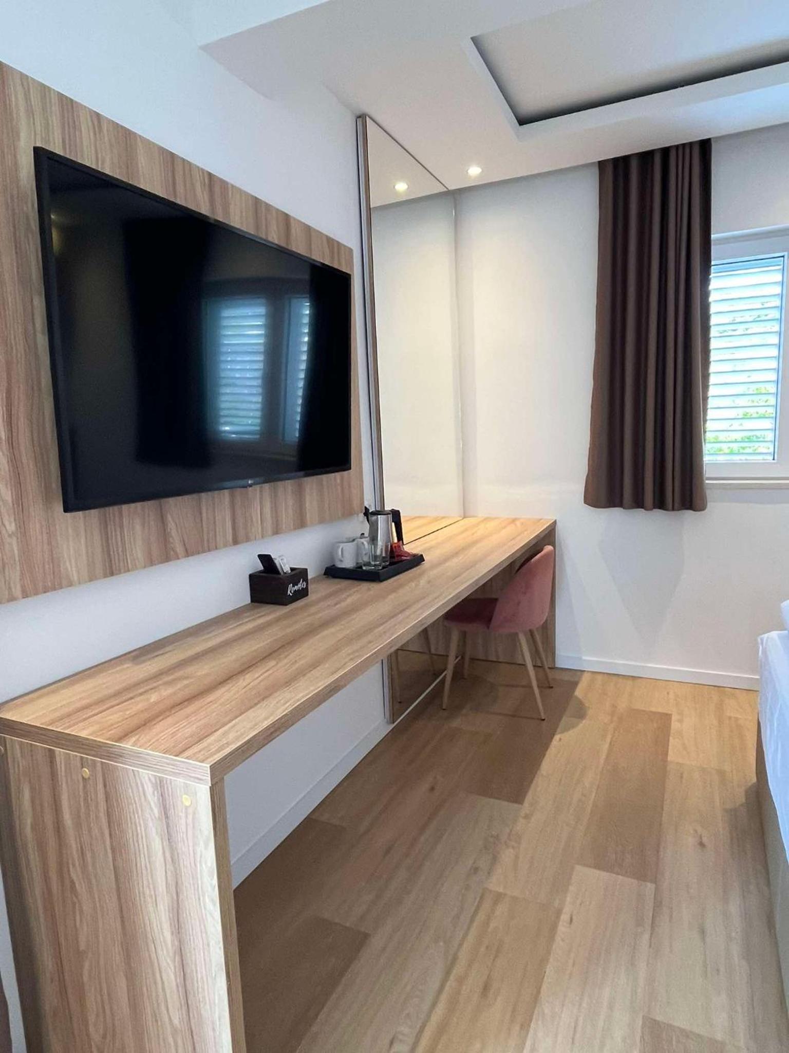 Deluxe Double Room with Balcony and Sea View photo 2