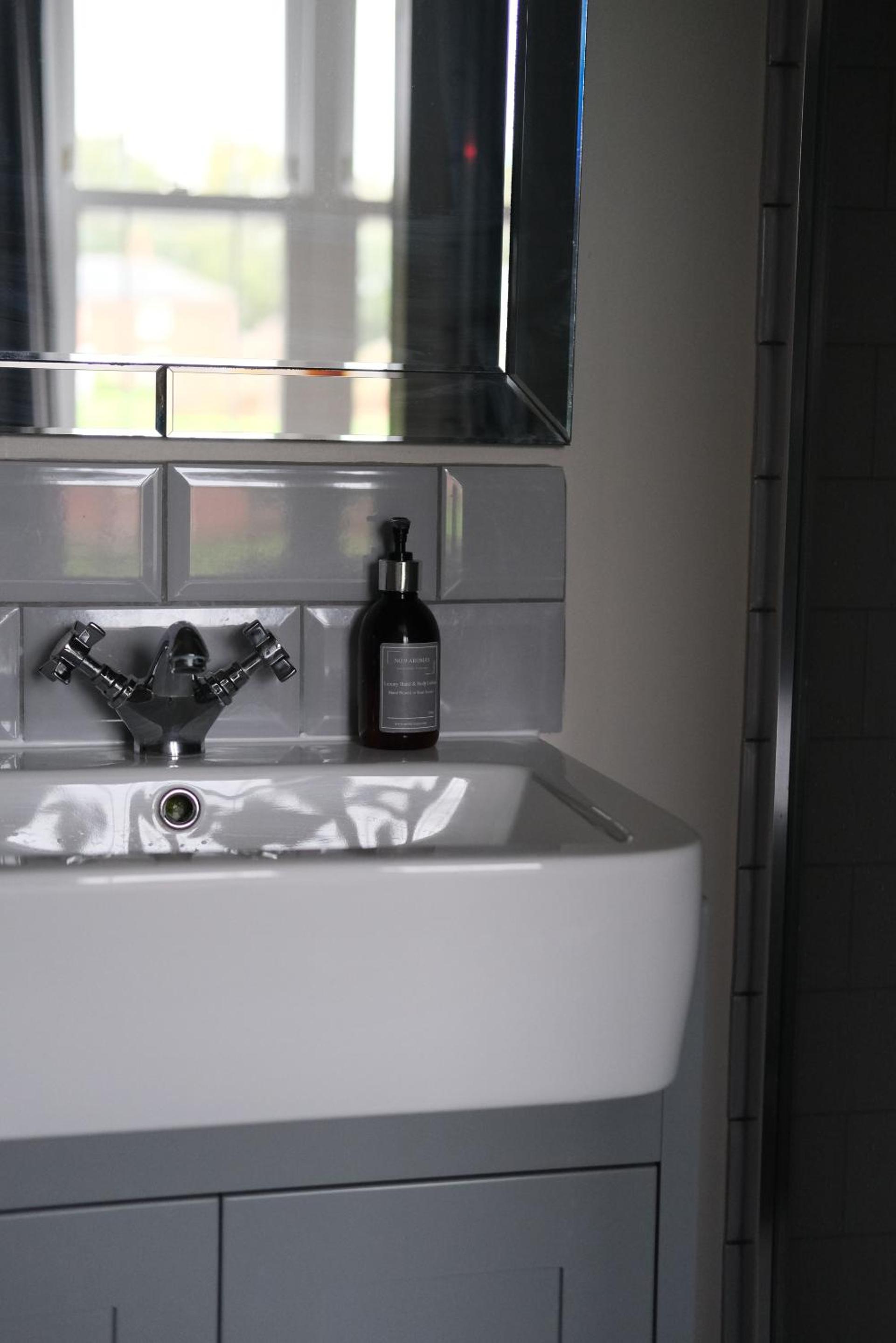 Deluxe Double Room with Shower photo 3