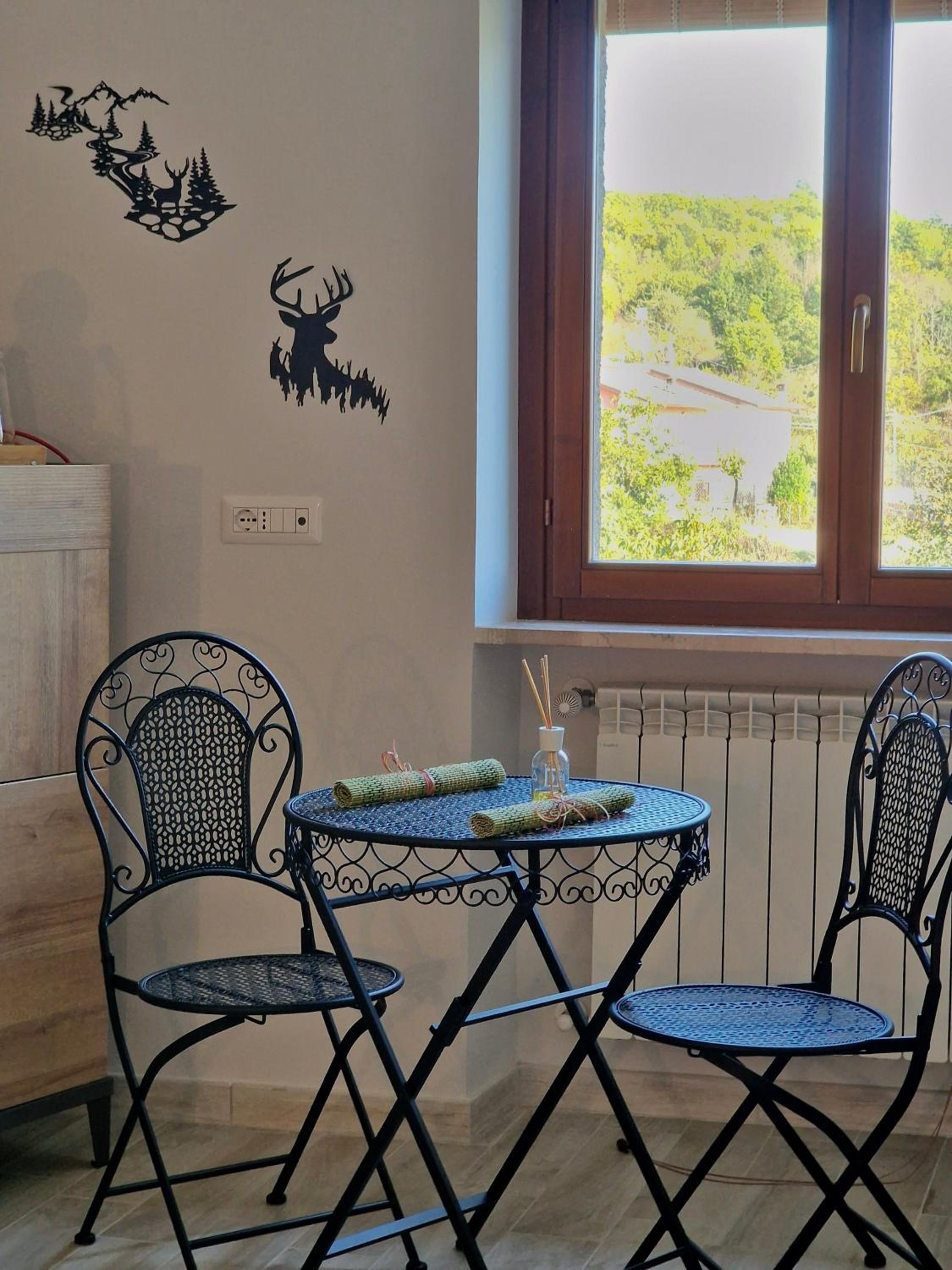 One-Bedroom Apartment with Balcony and Mountain View   photo 2