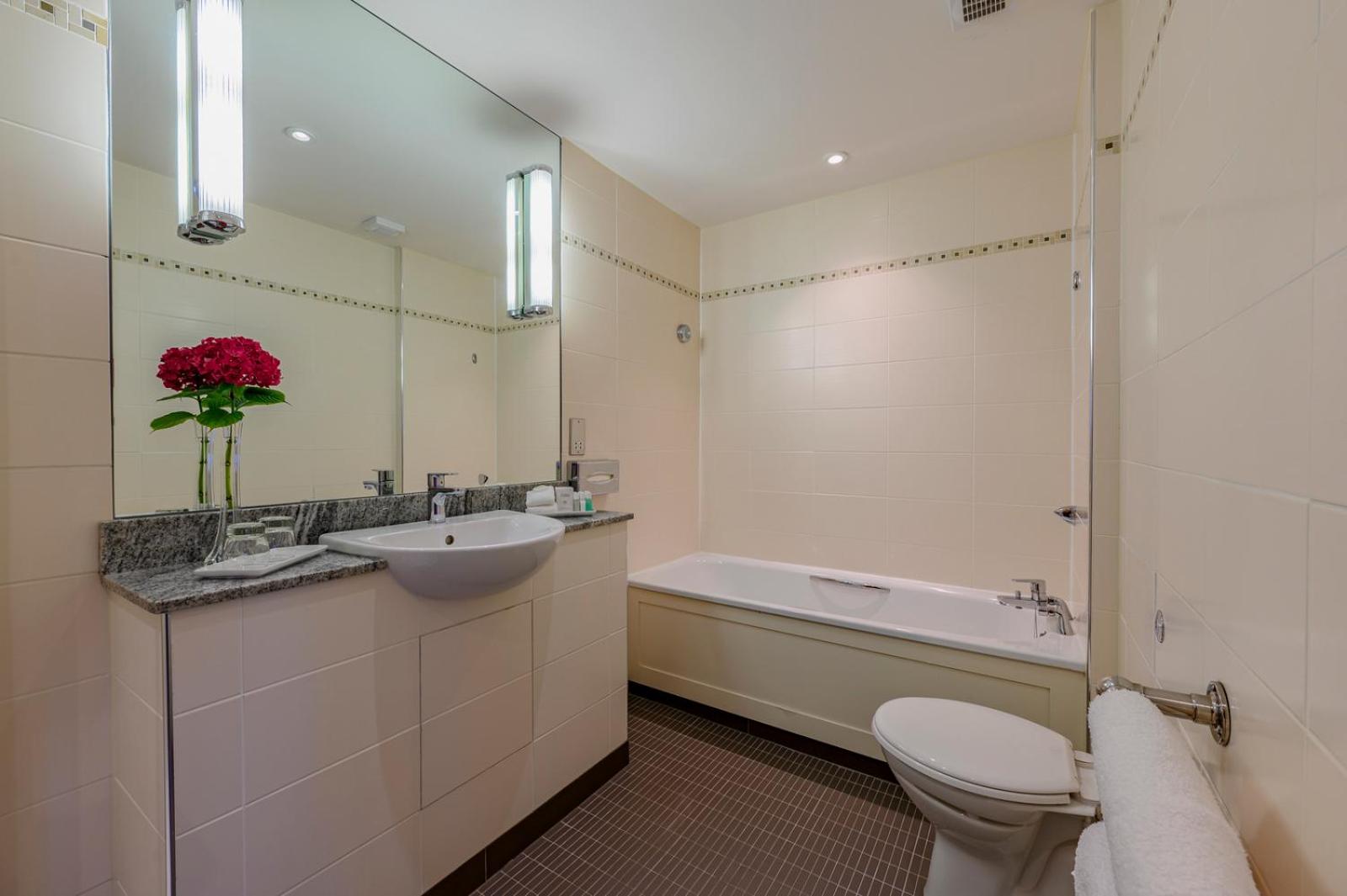 Suite with King Bed - Non-Smoking - Photo 4