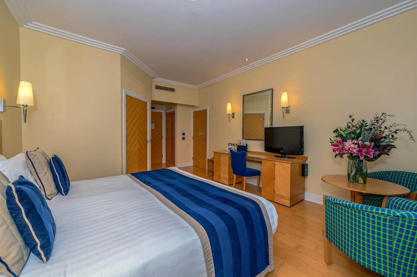 Executive King Room with King Bed and Roll In Shower - Non-Smoking - Photo 1