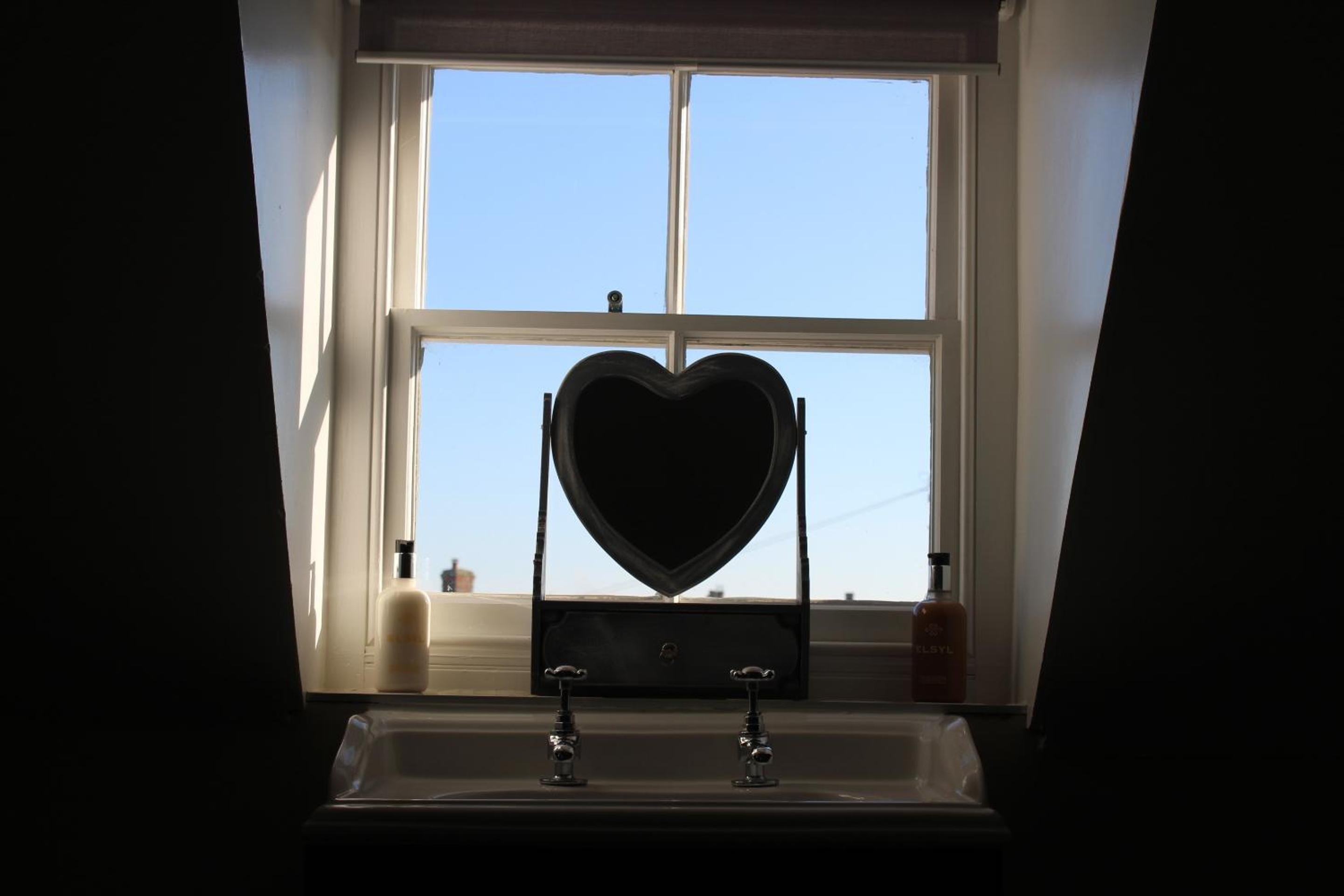 Double Room with Private Bathroom - Photo 6