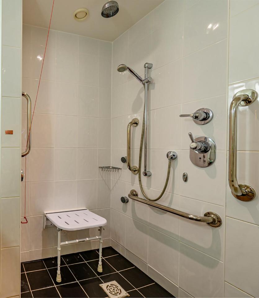 Executive King Room with King Bed and Roll In Shower - Non-Smoking - Photo 4