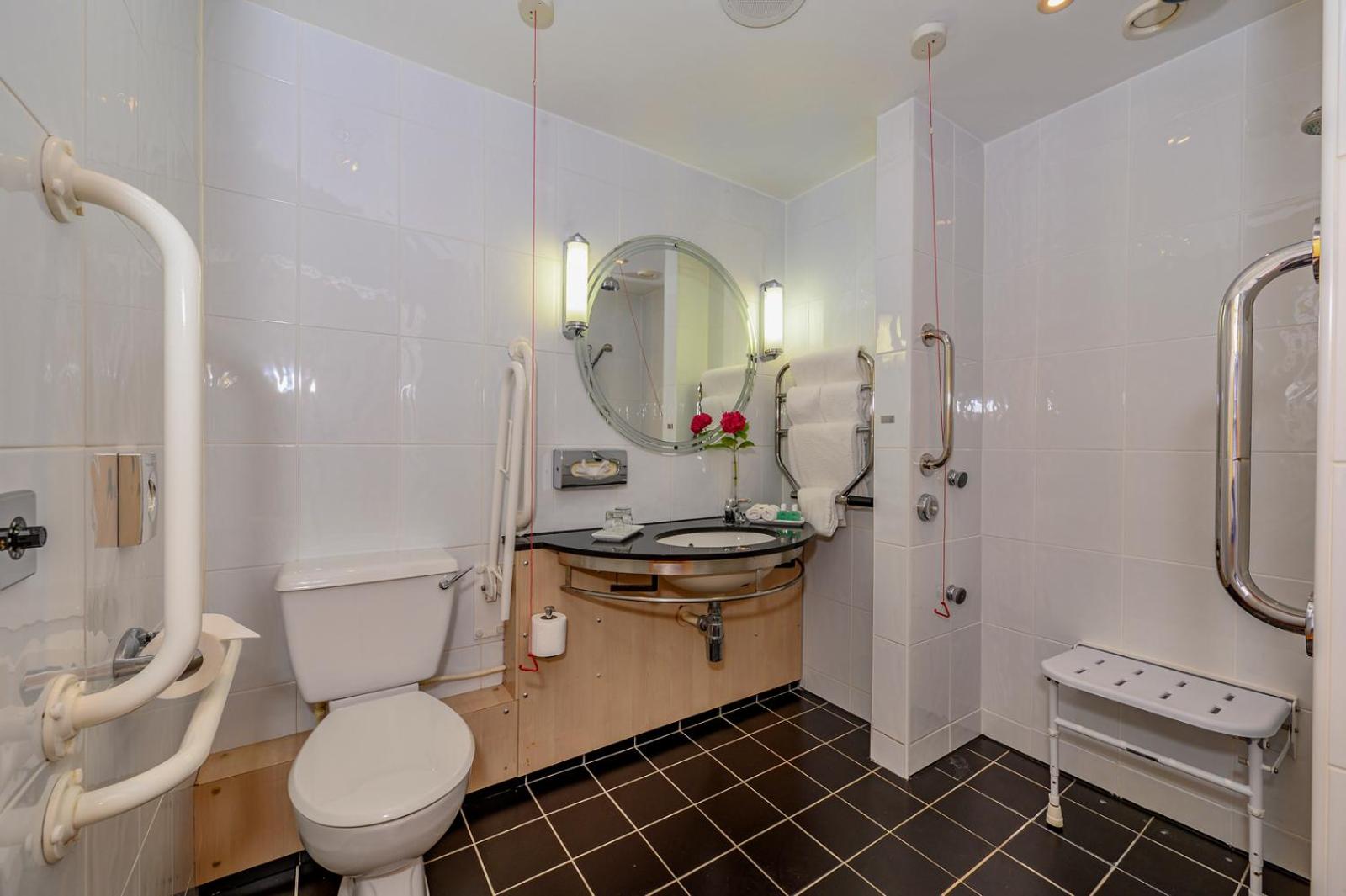Executive King Room with King Bed and Roll In Shower - Non-Smoking - Photo 3