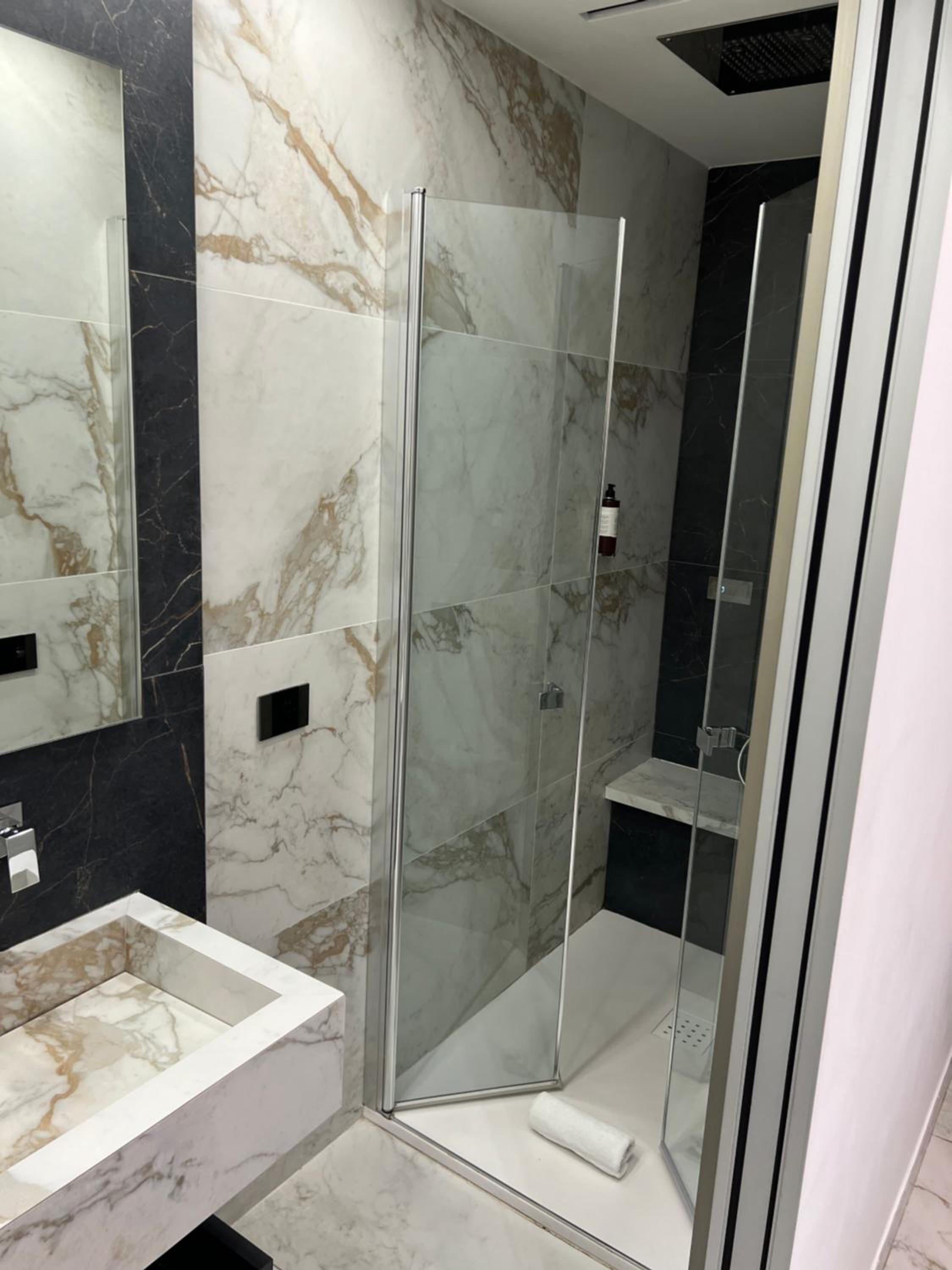 Deluxe Suite With Spa Bath photo 2