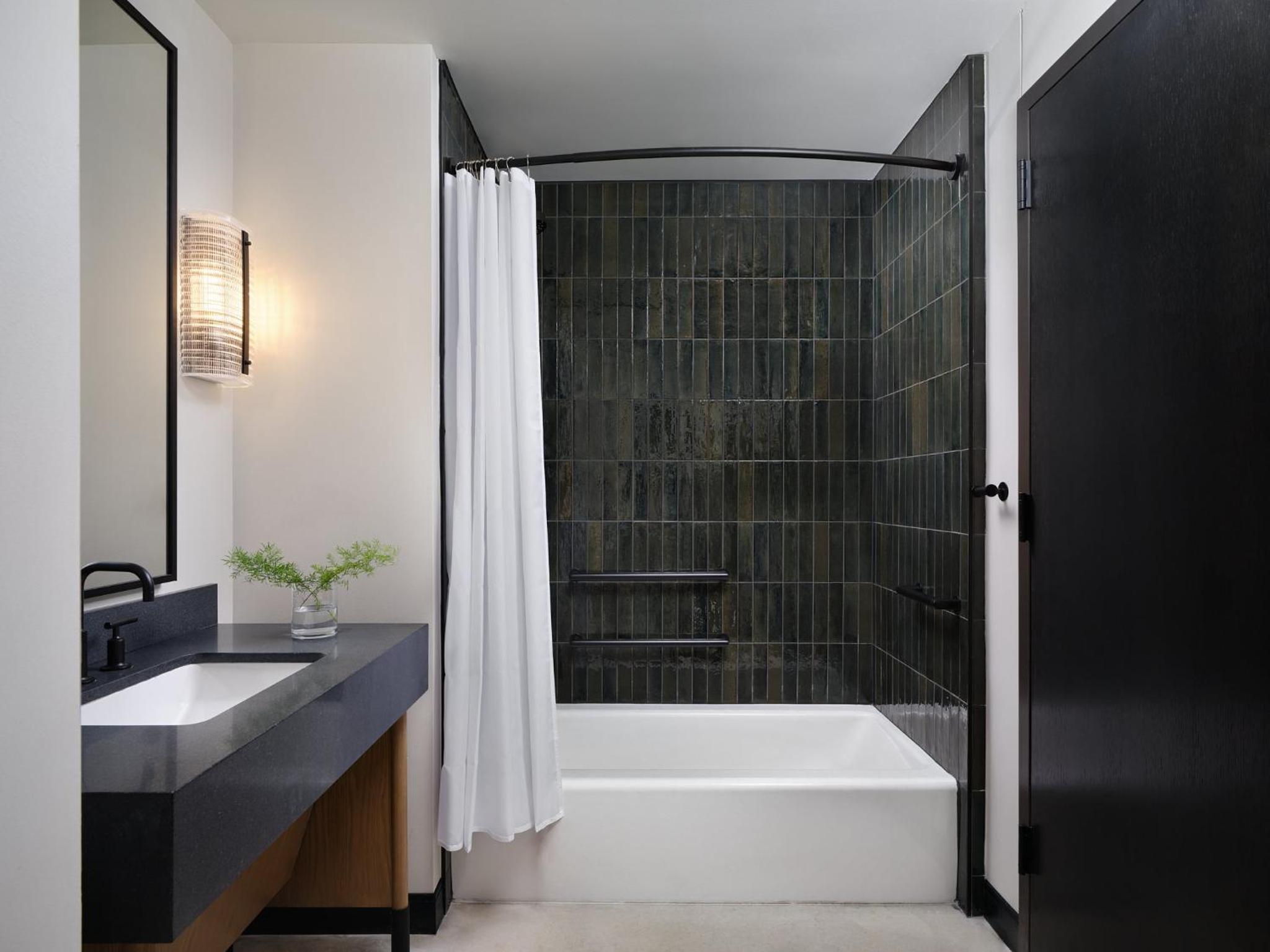 King Room With Accessible Tub - Mobility Access