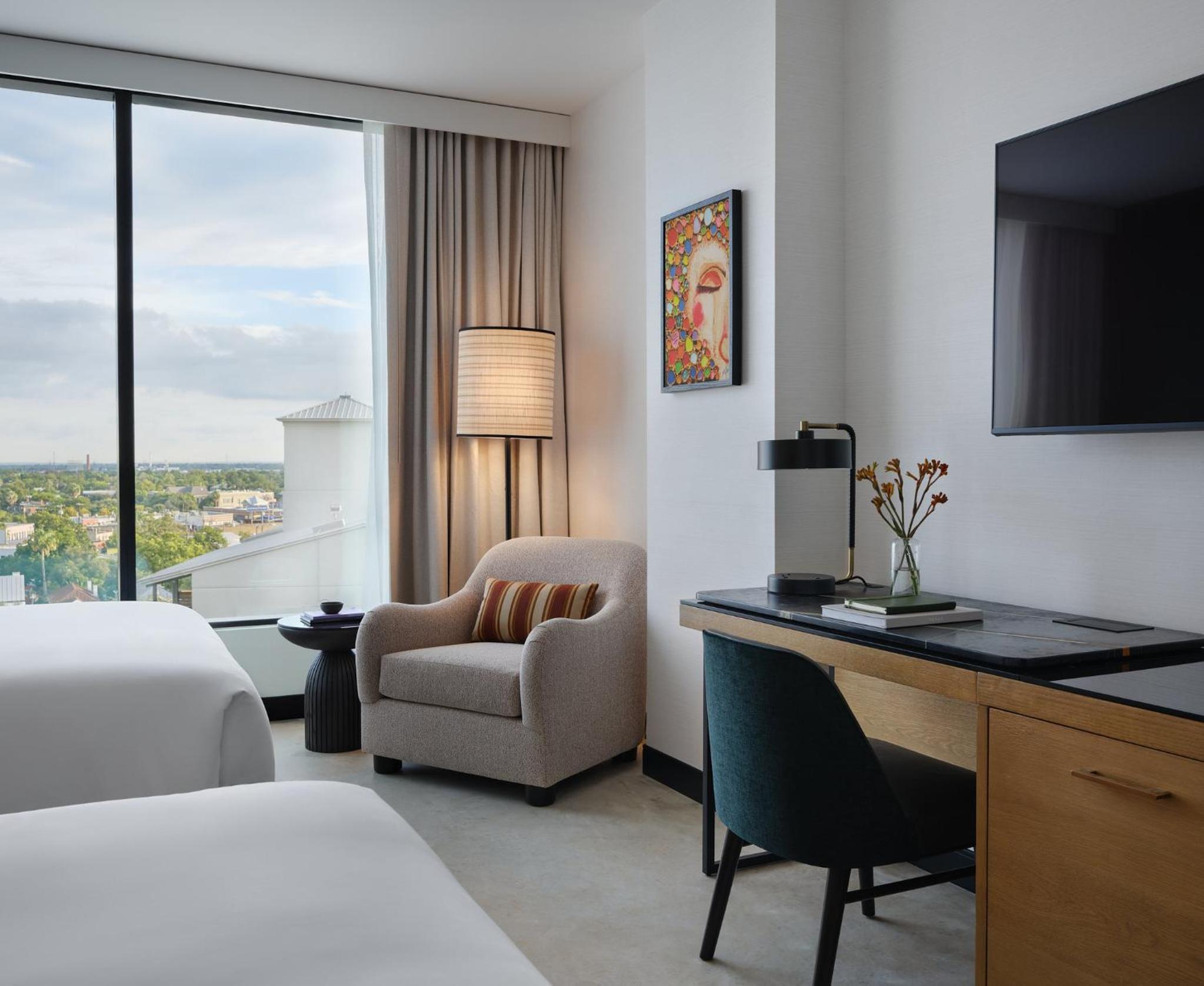 Queen Room With Roll-In Shower - Mobility Accessible