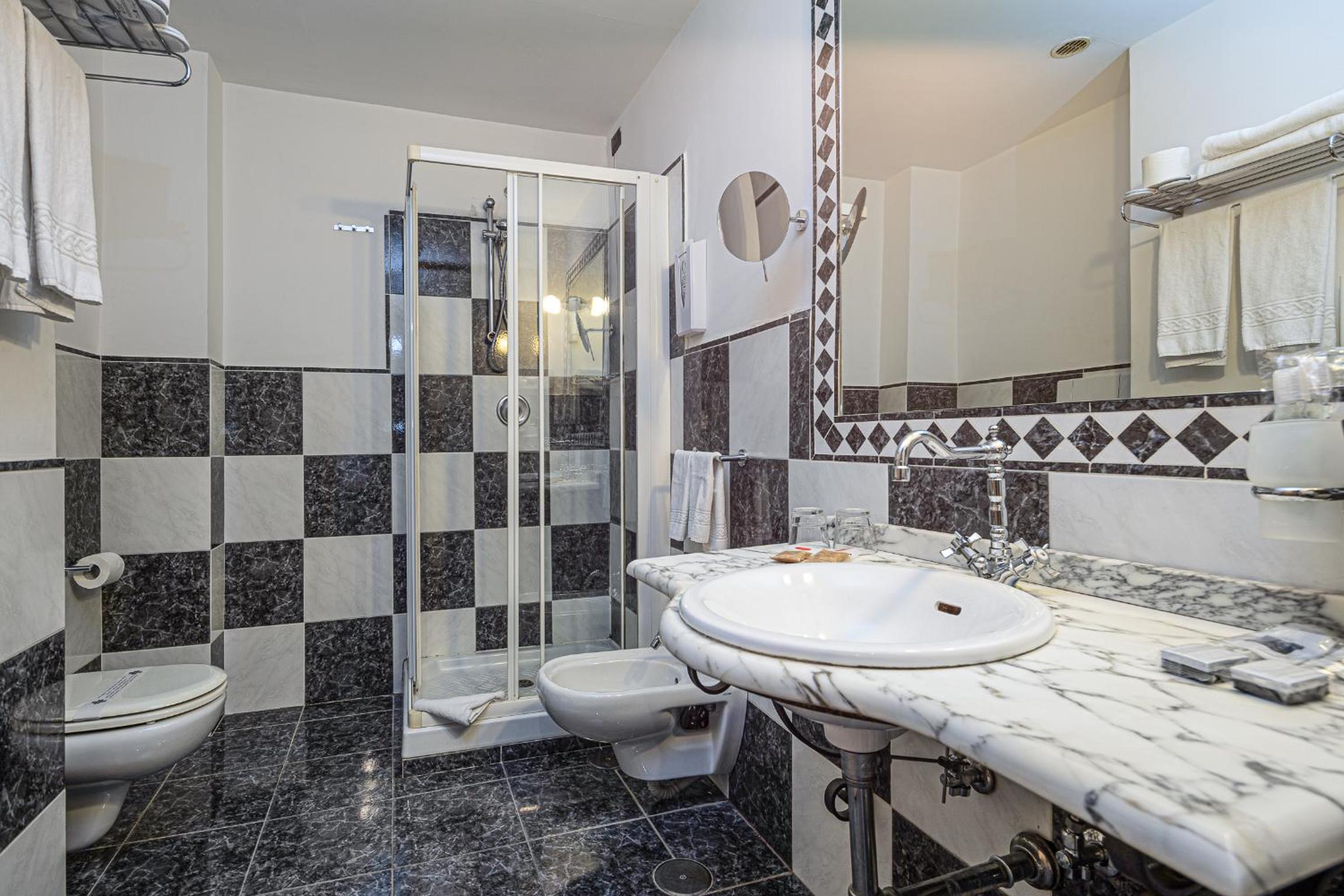 Junior Suite with Balcony - Photo 5