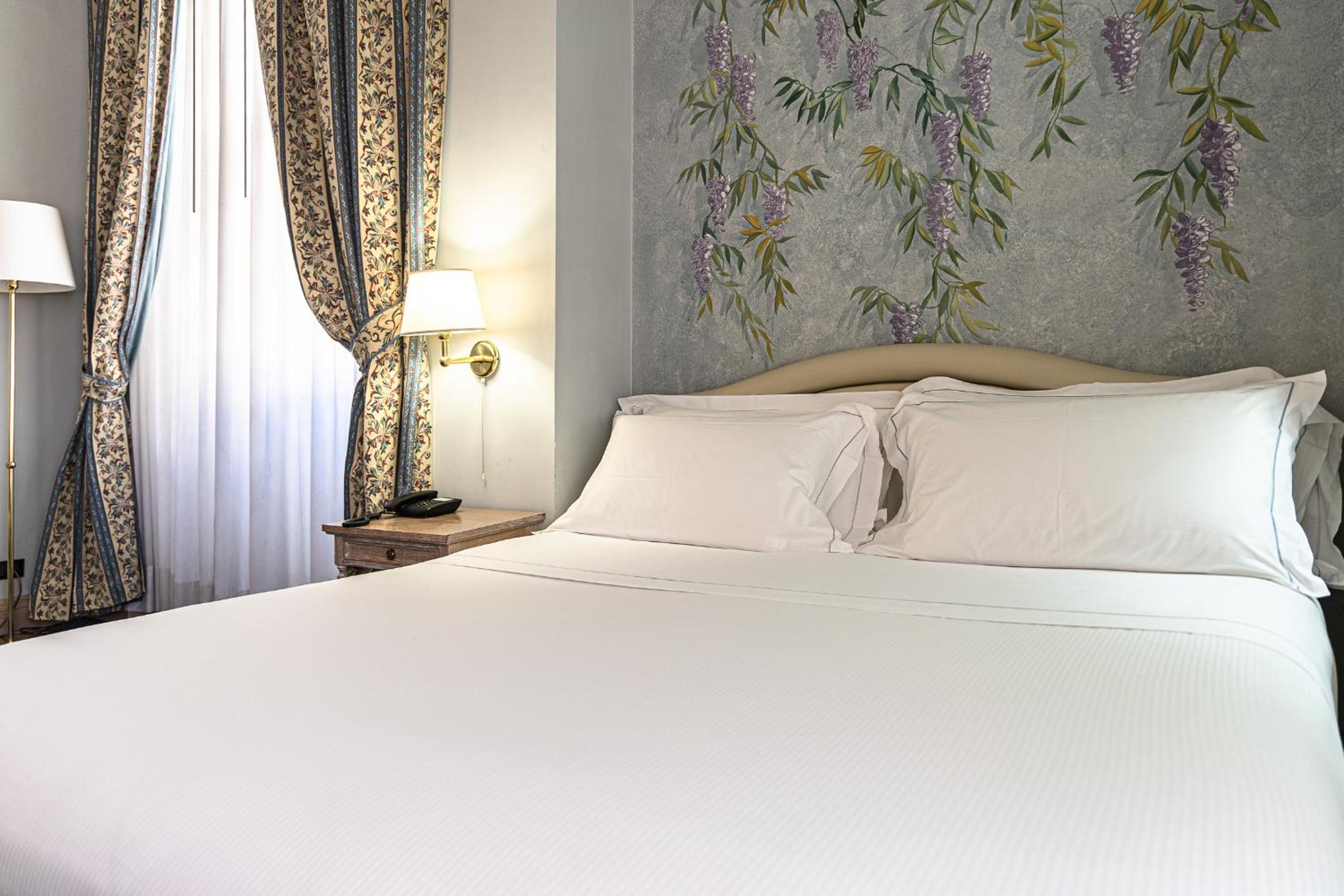 Junior Suite with Balcony - Photo 4