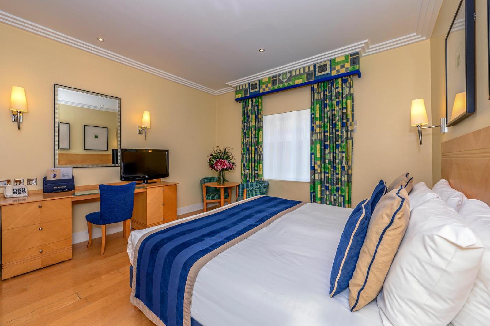 Executive King Room with King Bed and Roll In Shower - Non-Smoking - Photo 2