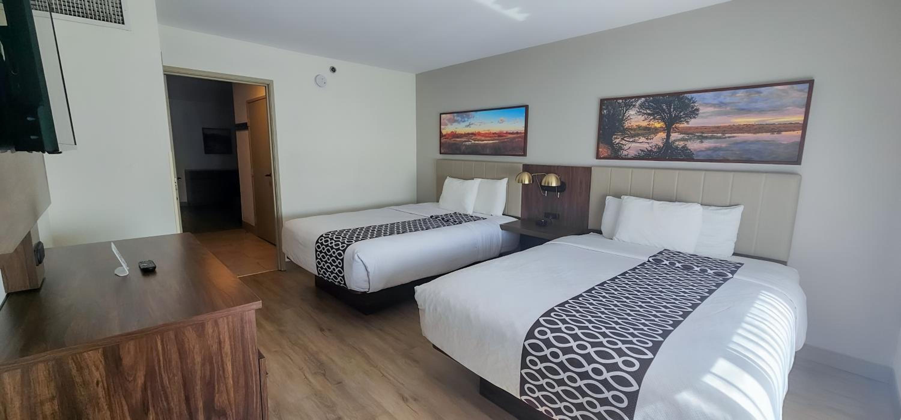 Deluxe Queen Room with Two Queen Beds photo 3
