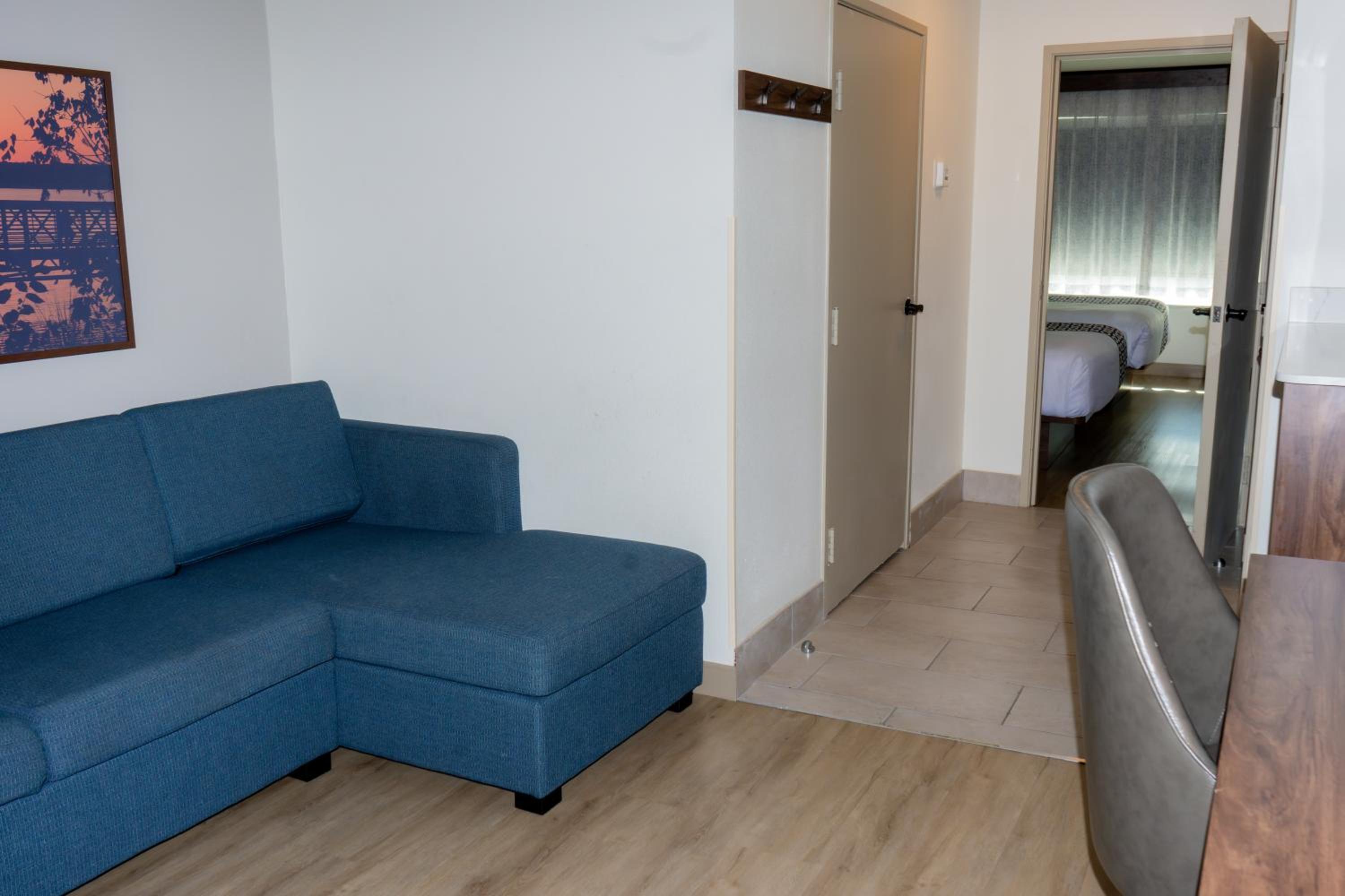 Deluxe Queen Room with Two Queen Beds photo 2