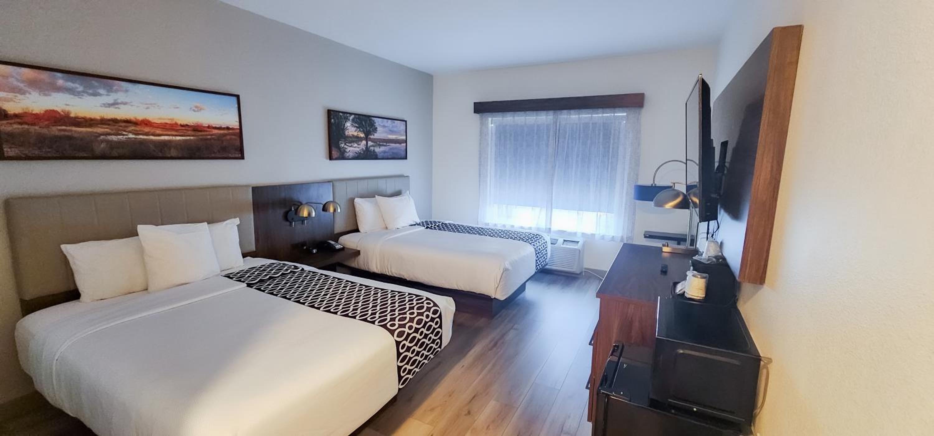 Queen Room with Two Queen Beds - Disability Access photo 3
